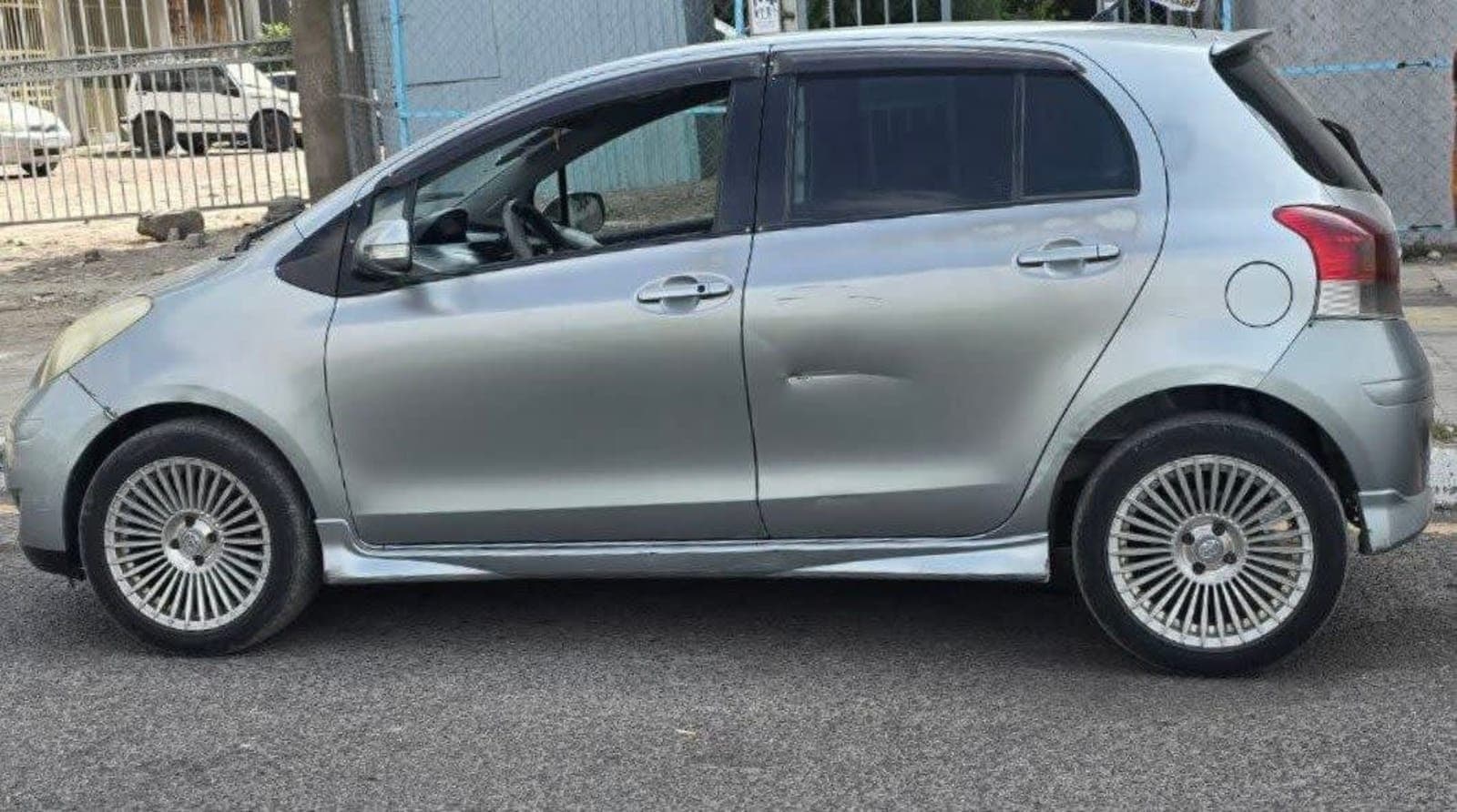 2010 Toyota Yaris Compact — photo 2