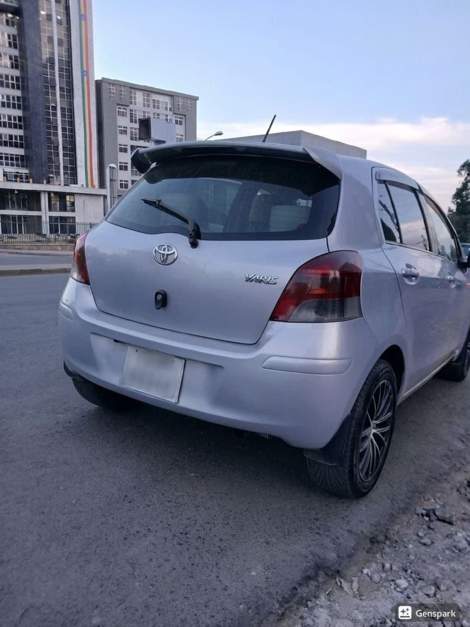 2010 Toyota Yaris Compact — photo 2