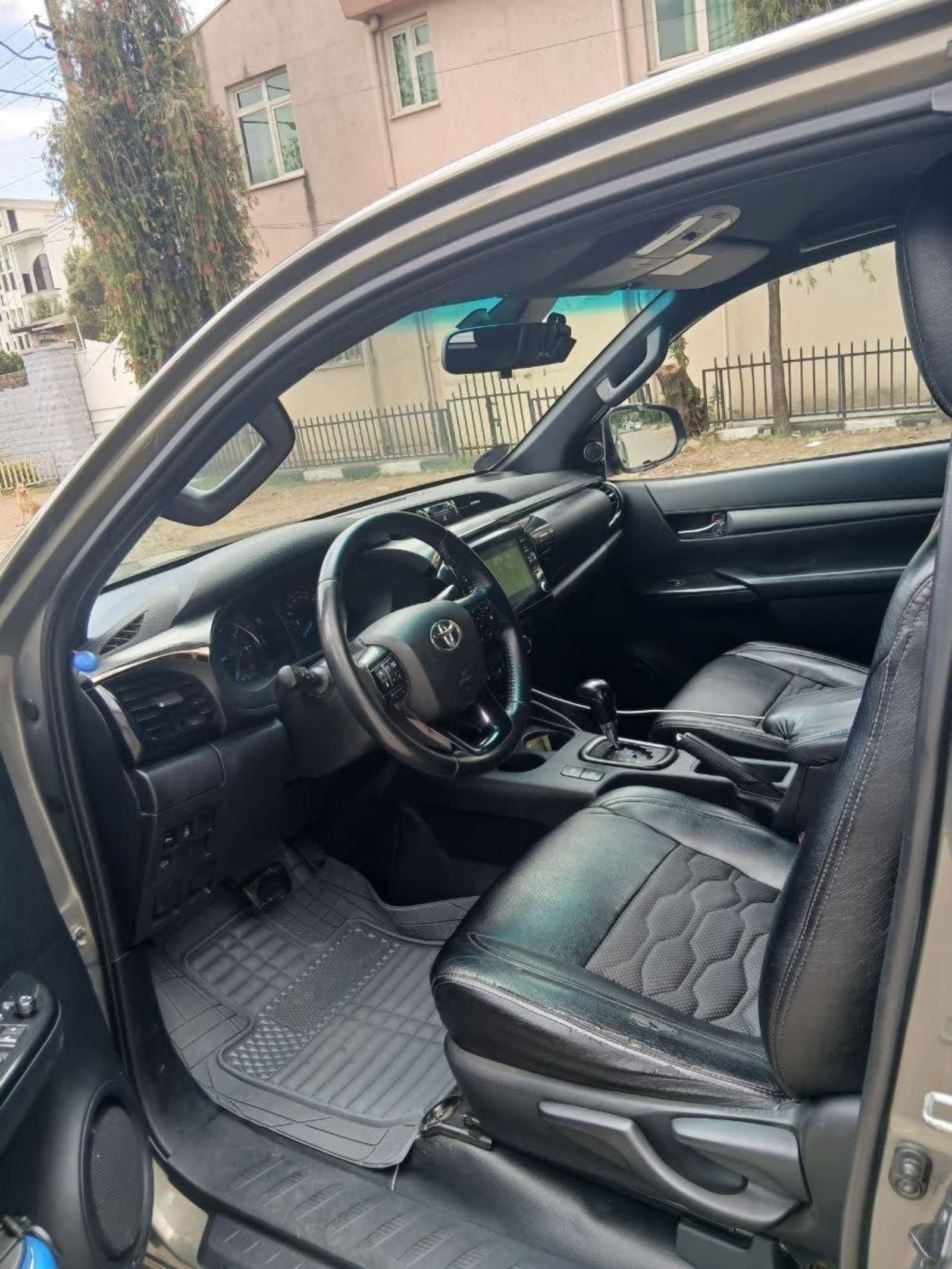 2021 Toyota Hilux Invincible X-Cab — photo 3