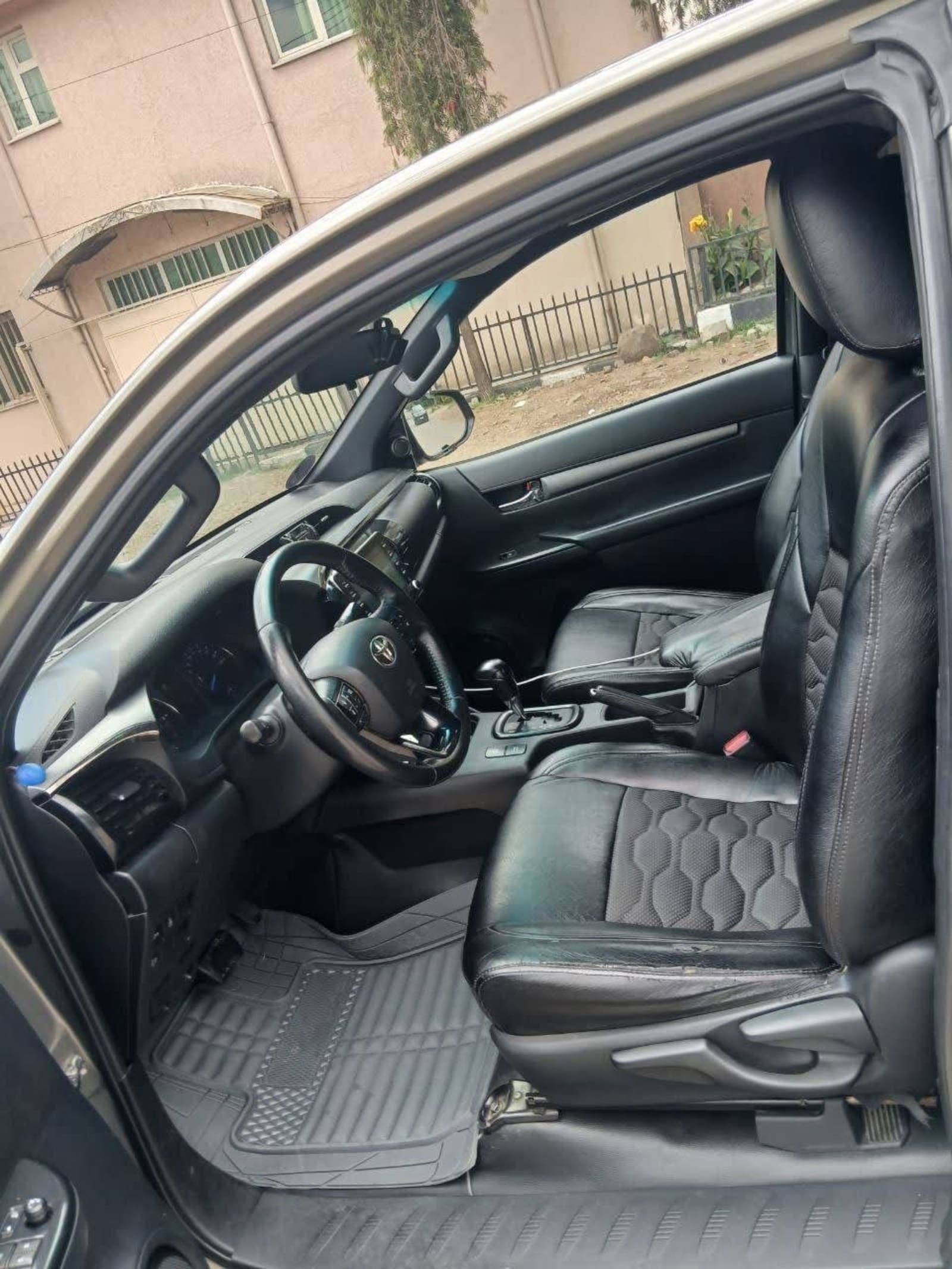 2021 Toyota Hilux Invincible X-Cab — photo 4