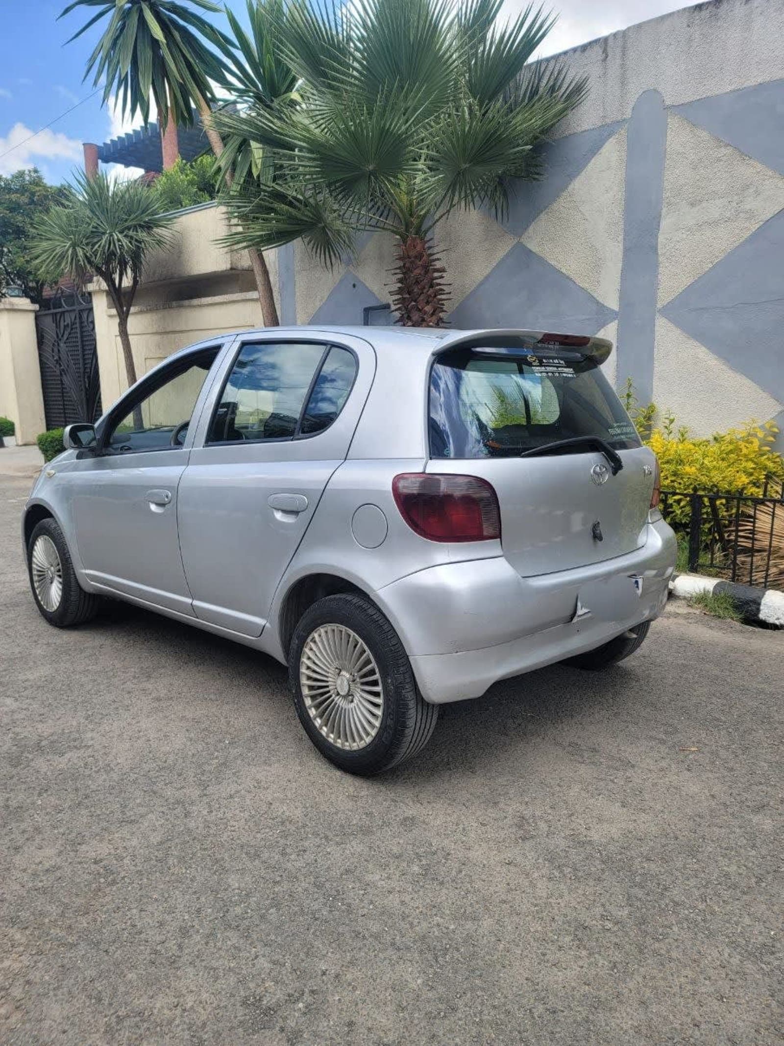 2001 Toyota Vitz — photo 2