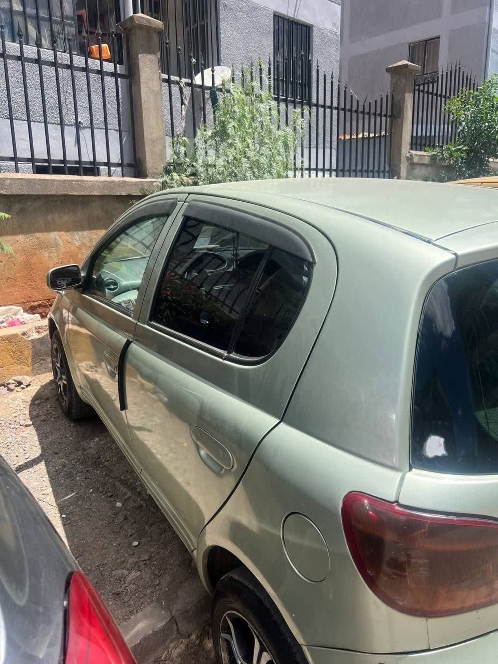 2002 Toyota Vitz — photo 4