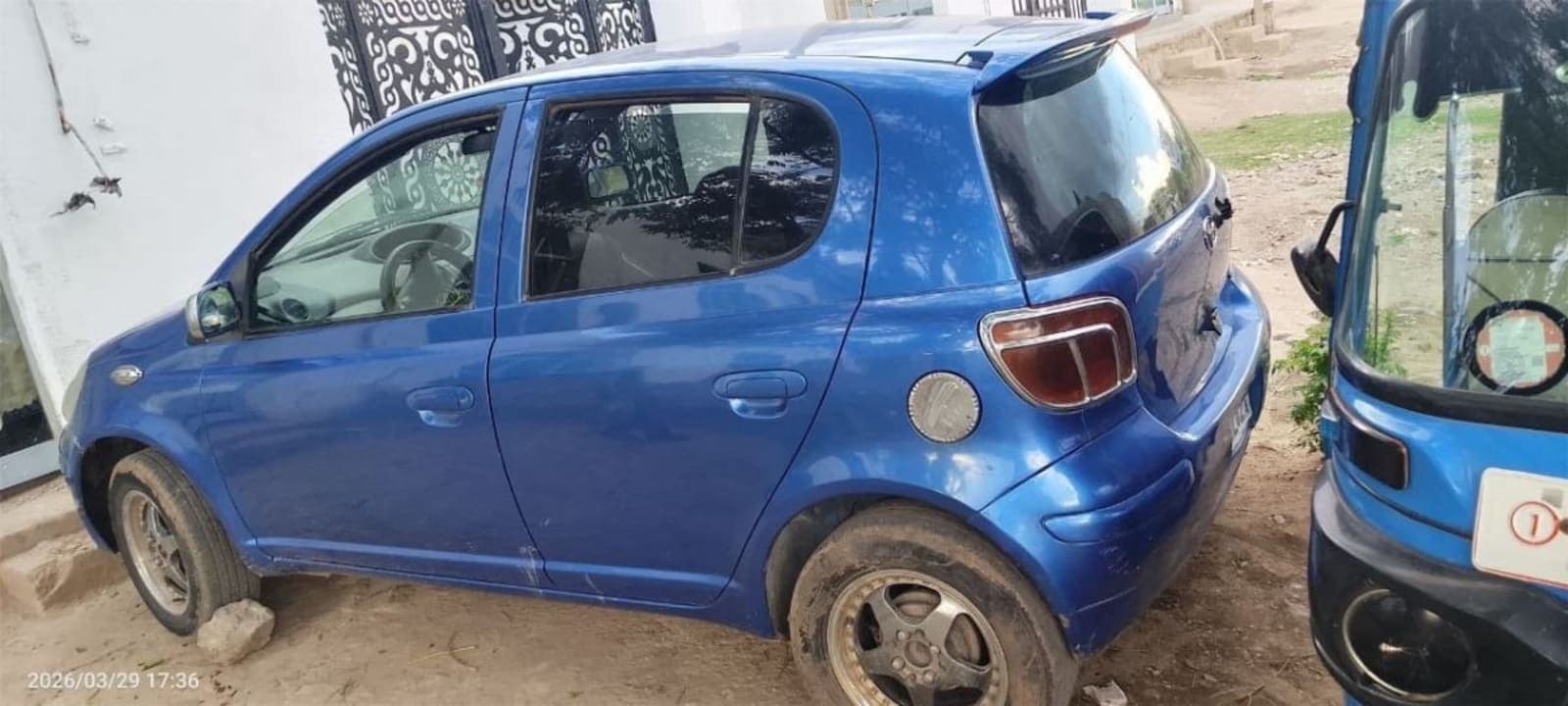 2002 Toyota Vitz — photo 2