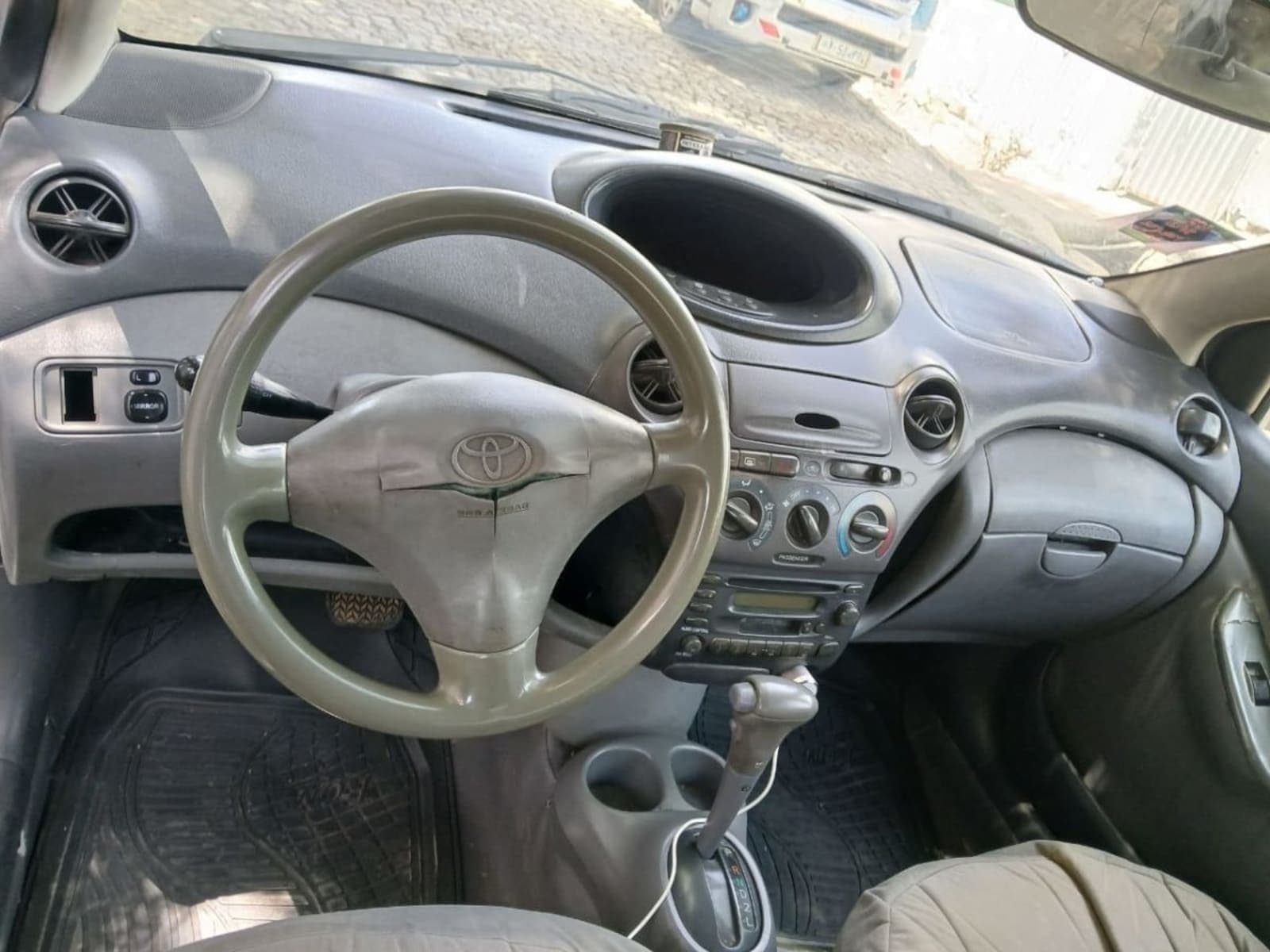 2001 Toyota Vitz — photo 2