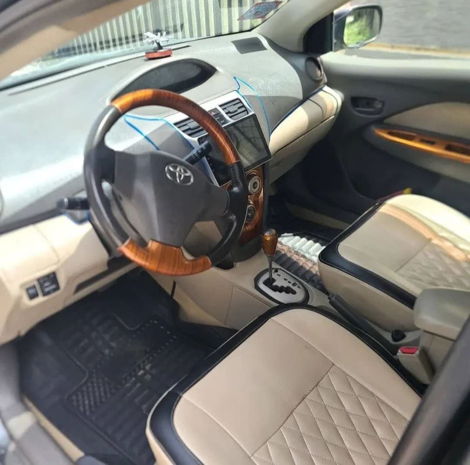 2010 Toyota Yaris Belta — photo 2
