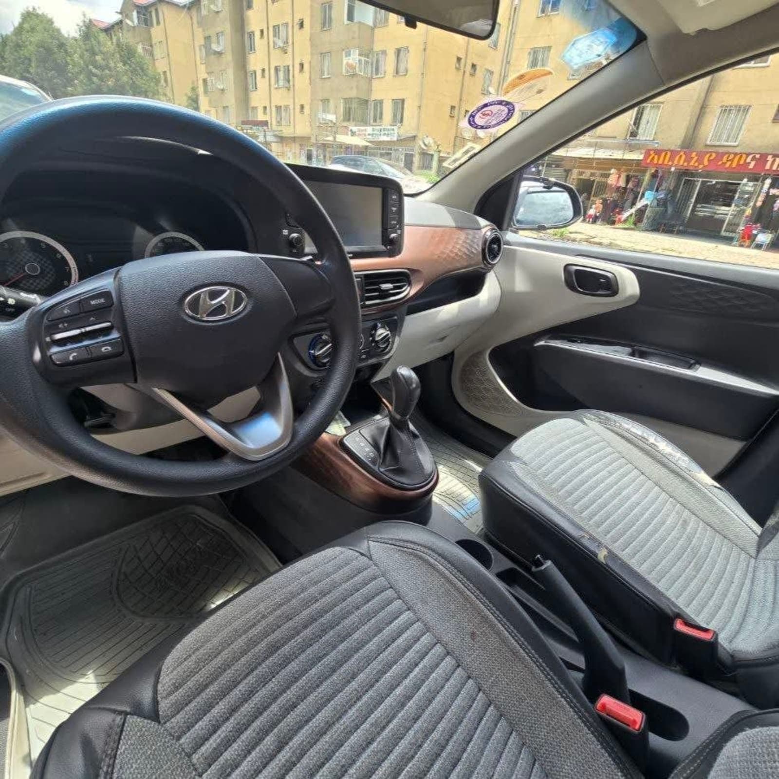 2022 Hyundai Grand i10 — photo 2