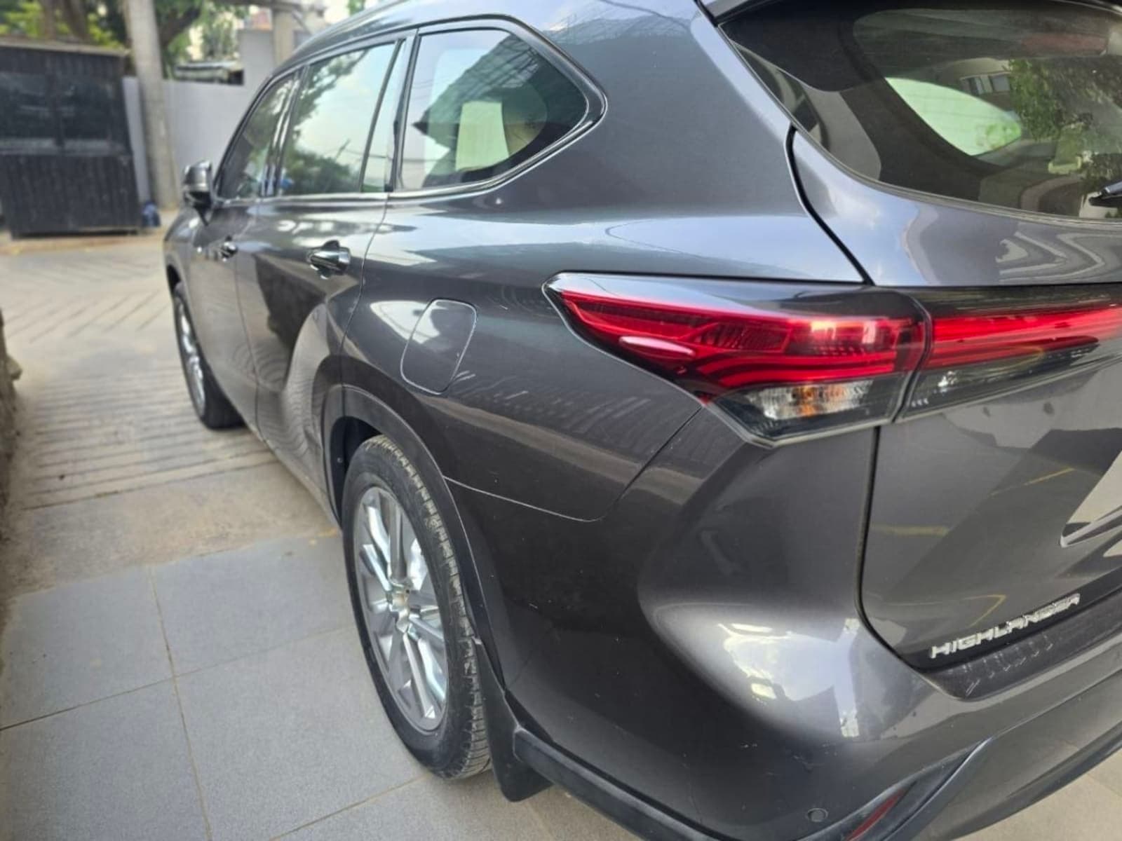 2024 Toyota Highlander Hybrid Limited — photo 2