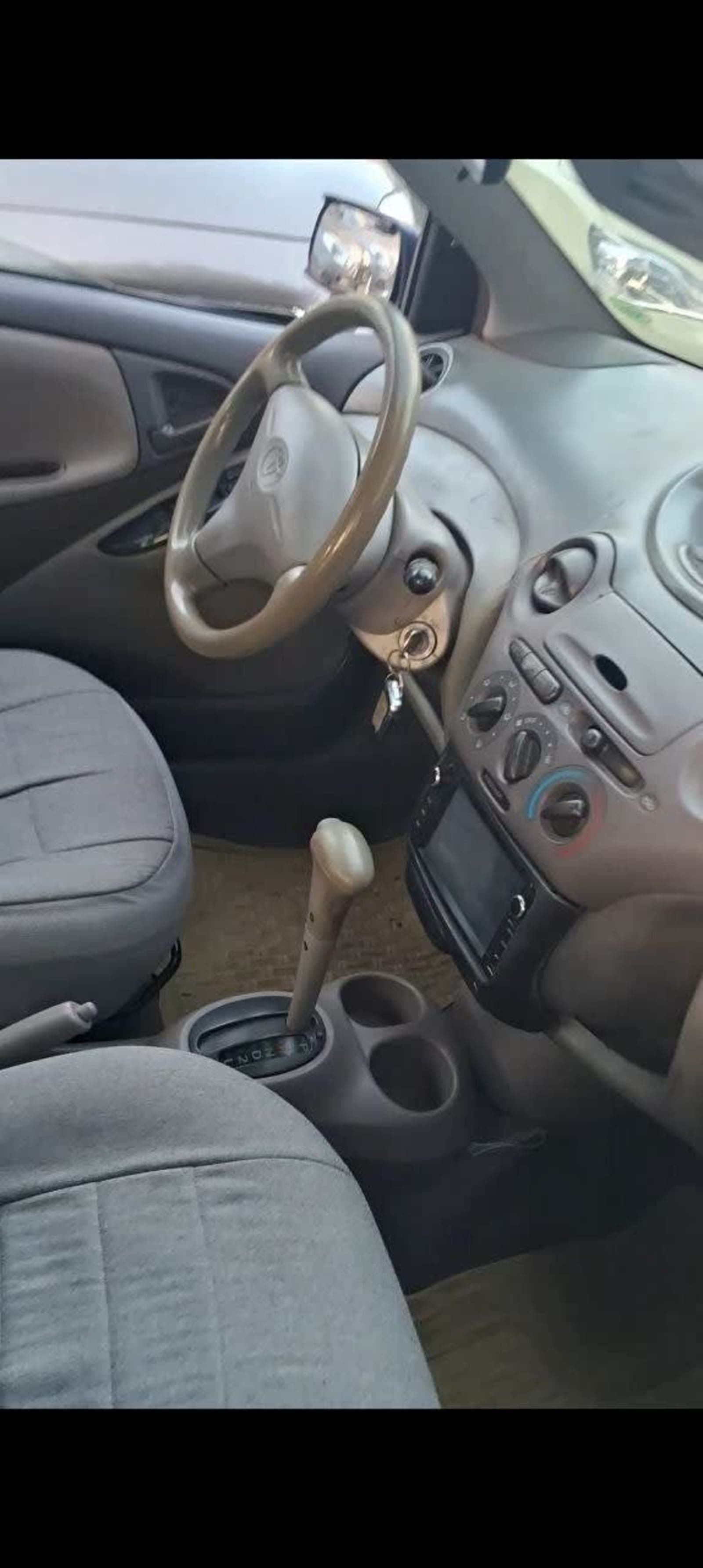 2001 Toyota Platz โ photo 2