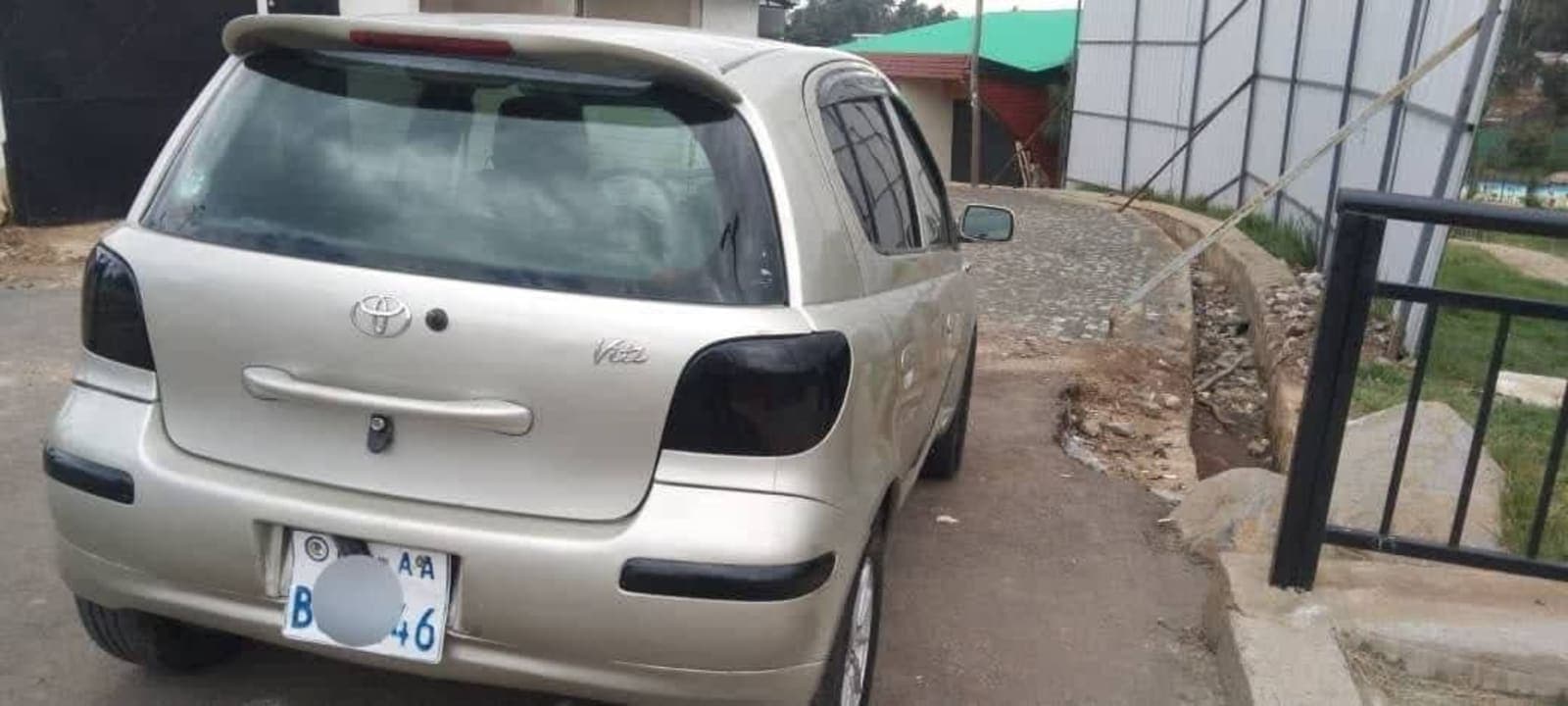2002 Toyota Vitz — photo 2