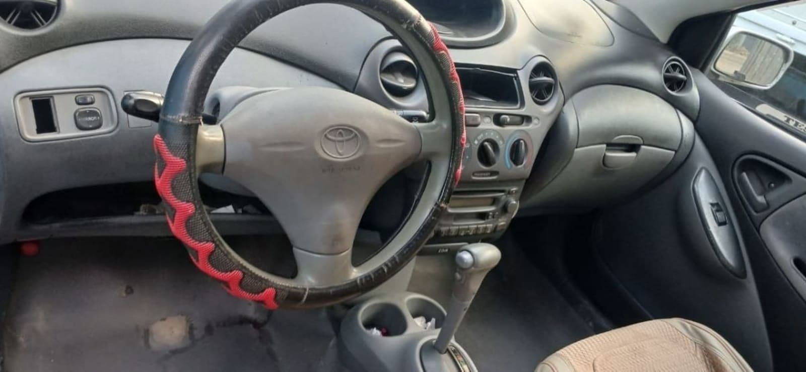 2001 Toyota Vitz — photo 2