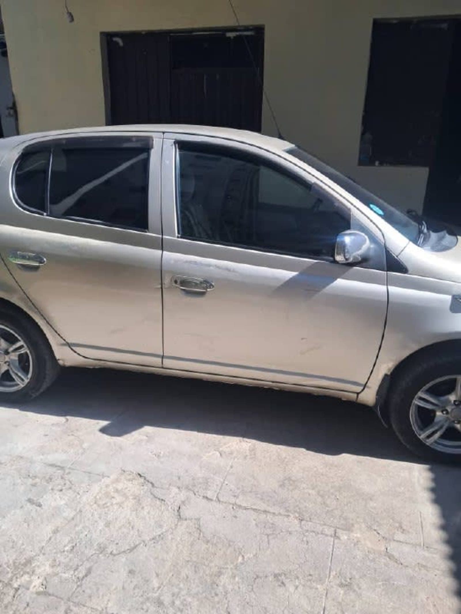 2002 TOYOTA VITZ — photo 4