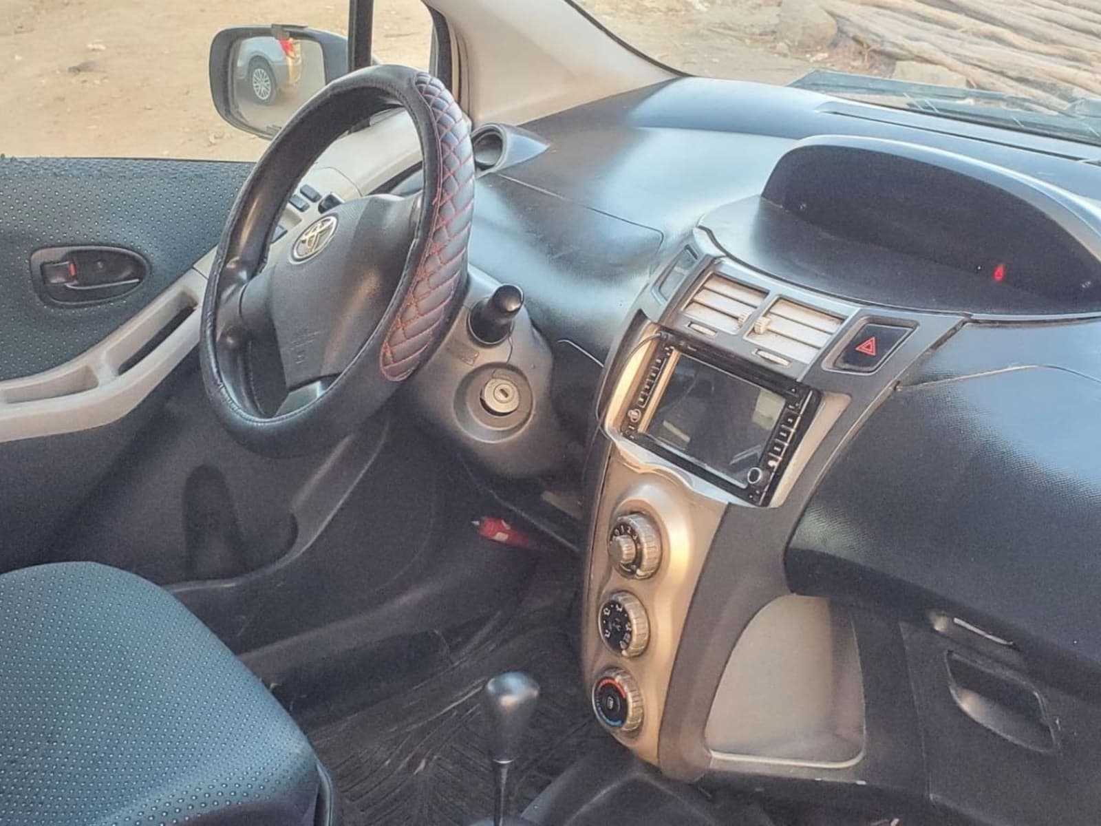 2005 Toyota Yaris compact — photo 3