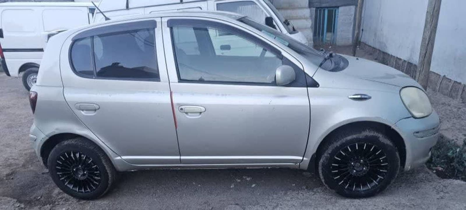 2004 Toyota Vitz — photo 2