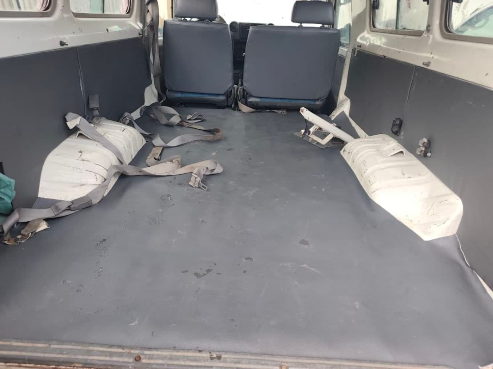2012 Toyota Land Cruiser Long Base — photo 2