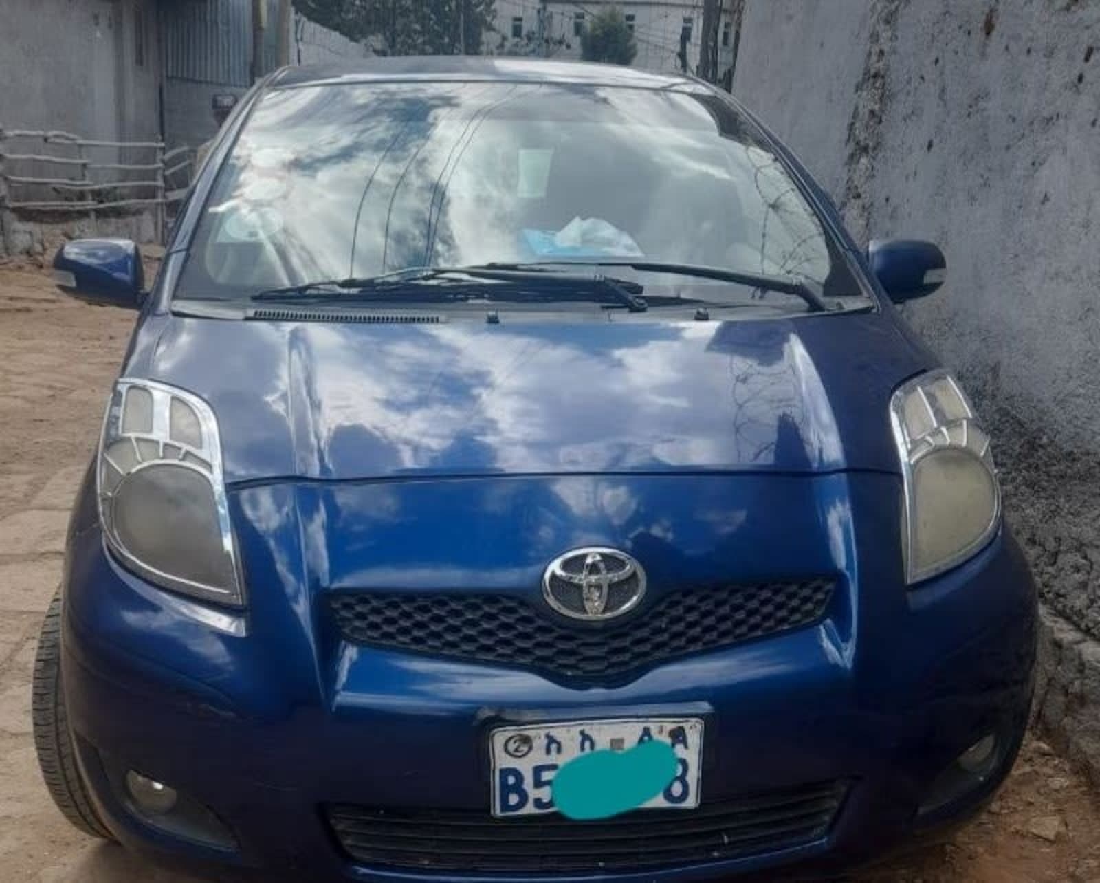 2010 Toyota Yaris Compact — photo 2