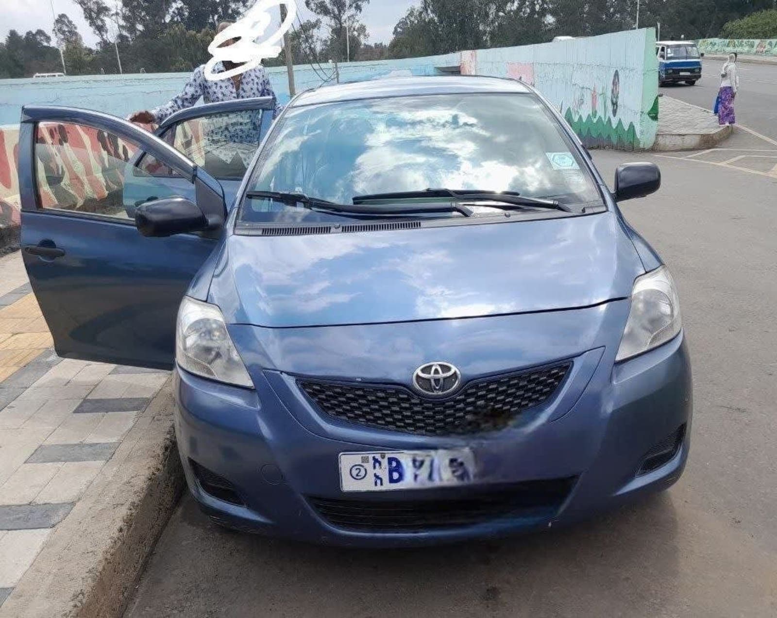 2013 Toyota Yaris Sedan — photo 3