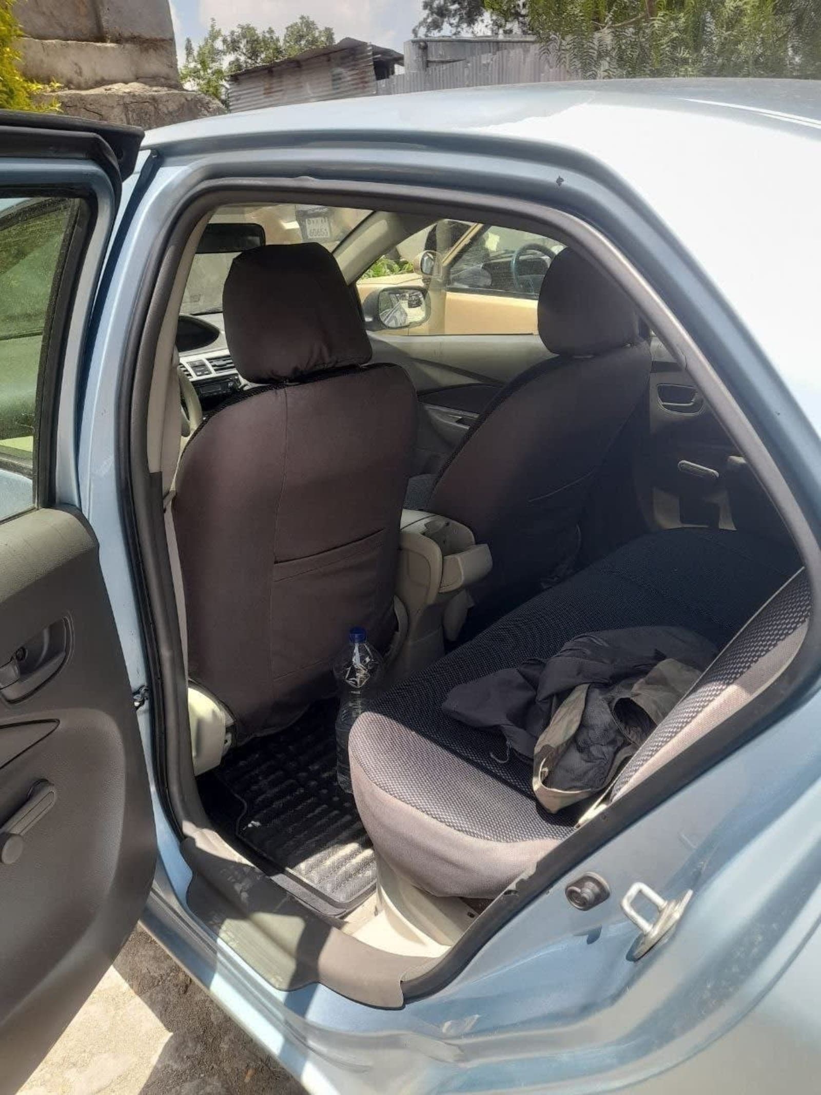 2011 Toyota Yaris Sedan — photo 2