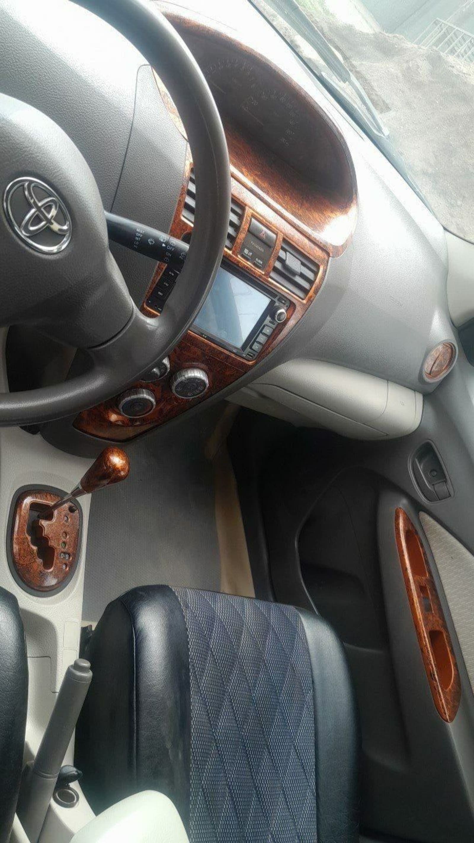 2010 Toyota Yaris Belta — photo 2