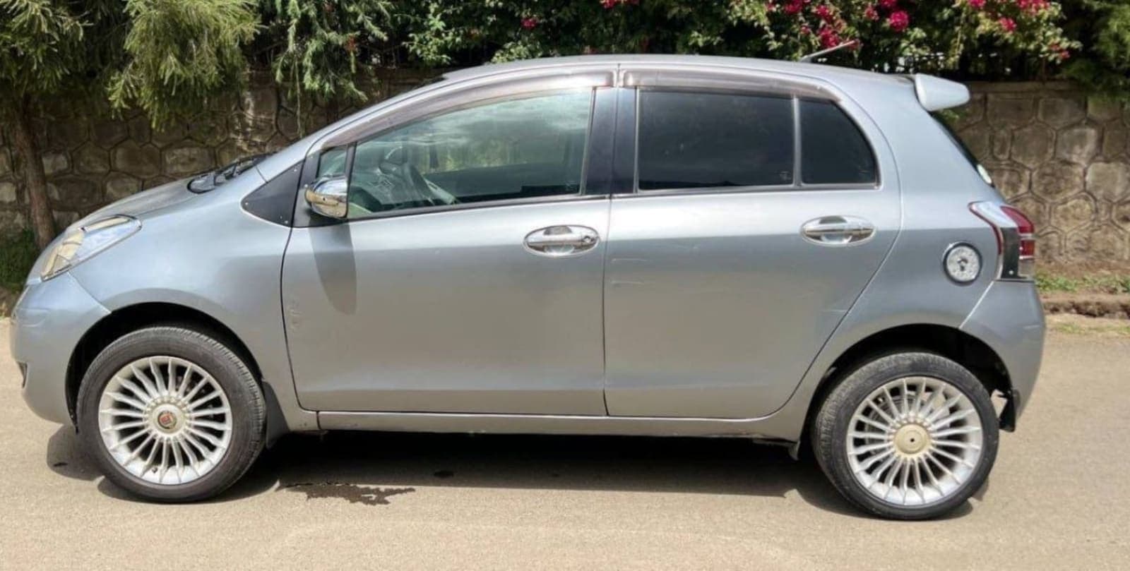 2010 Toyota Yaris Compact — photo 5