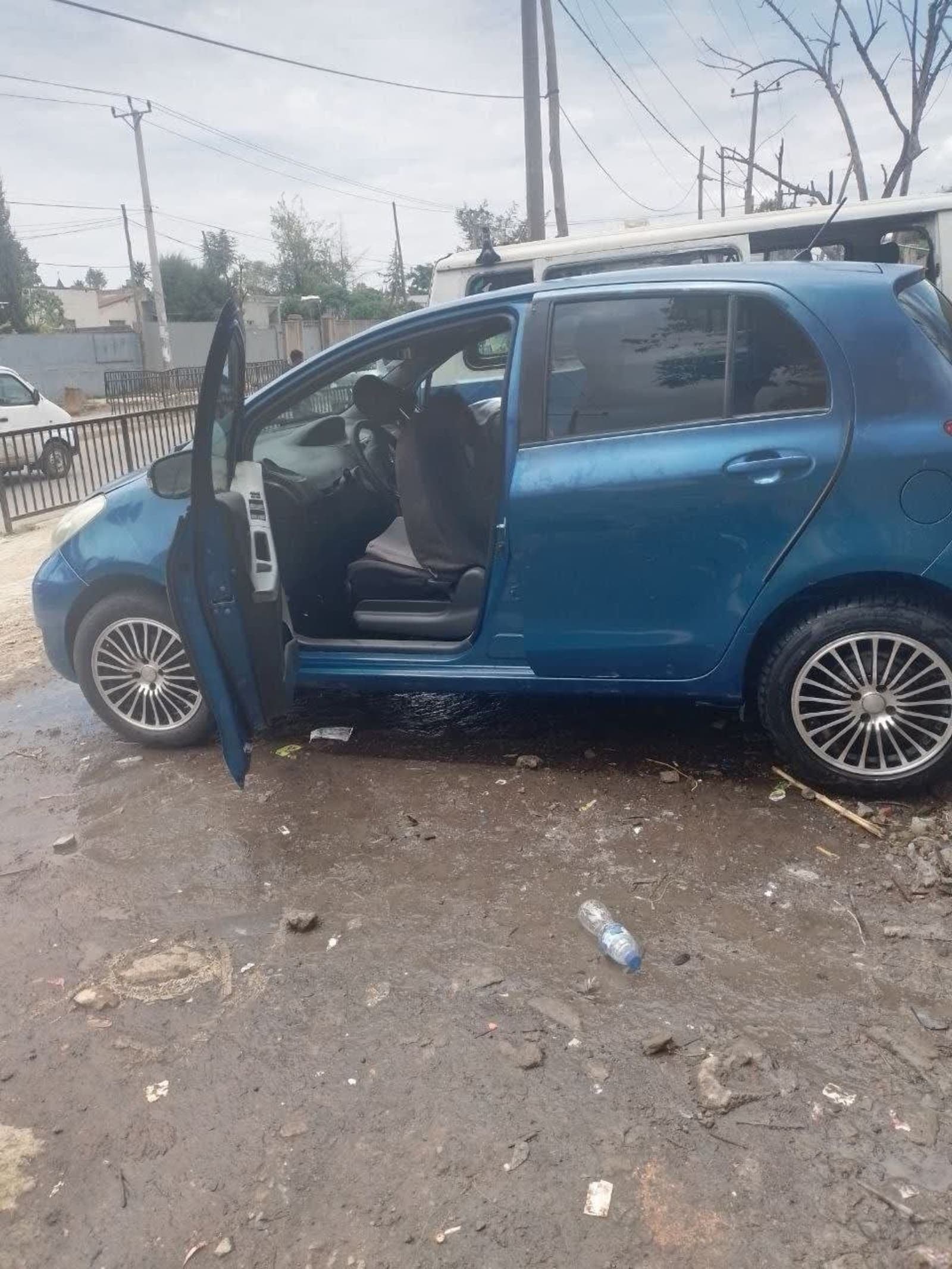 2006 Toyota Yaris Compact โ photo 2