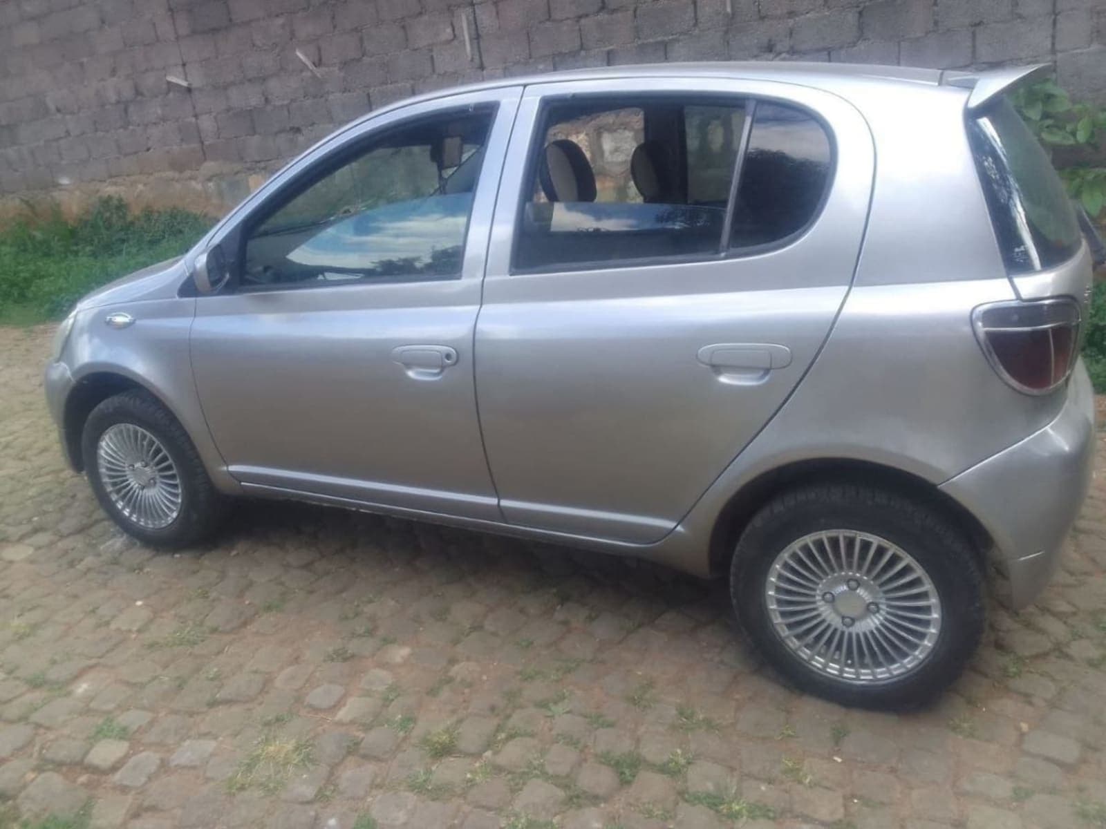 2001 TOYOTA VITZ — photo 2