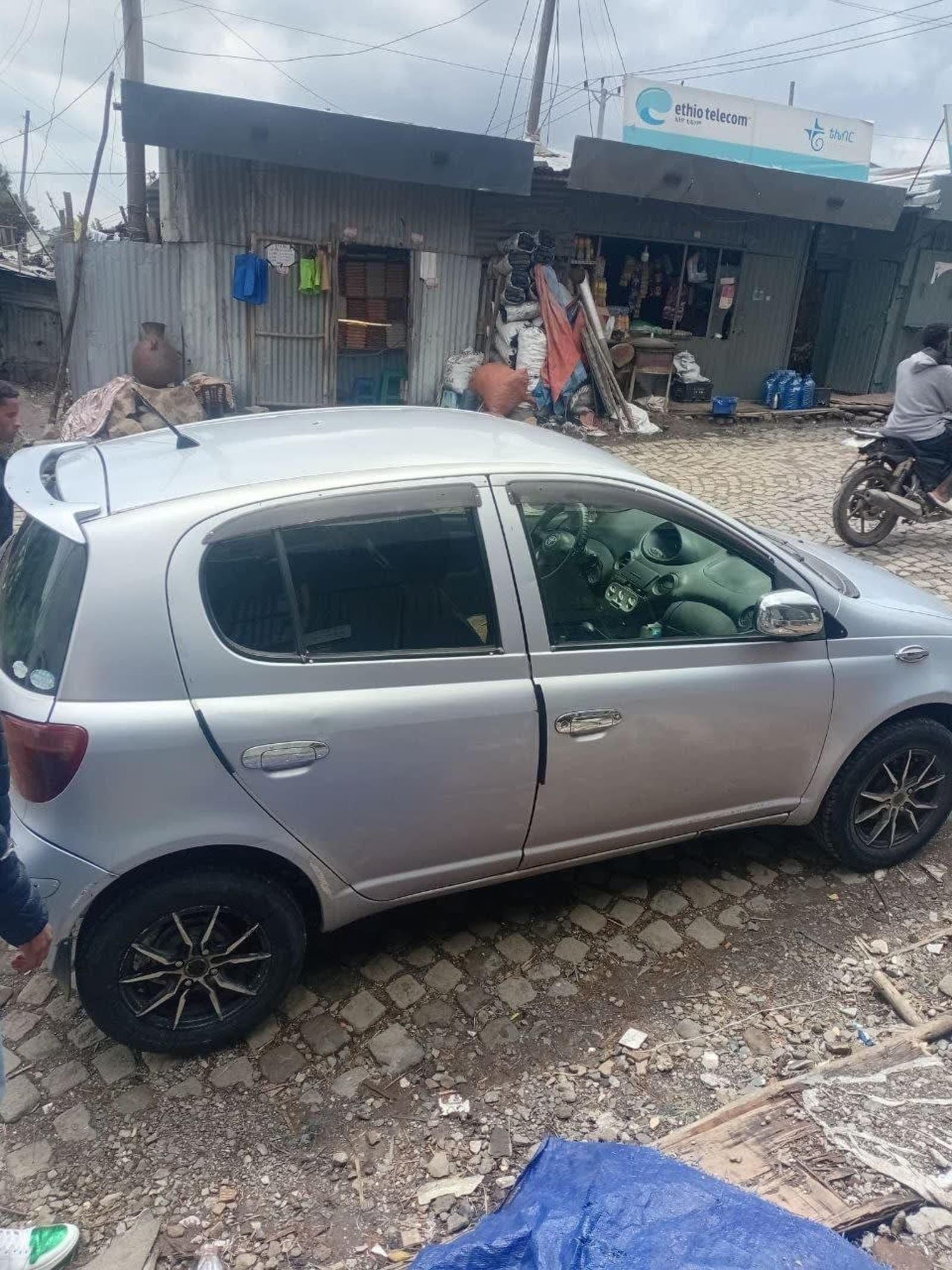 2004 Toyota Vitz — photo 2