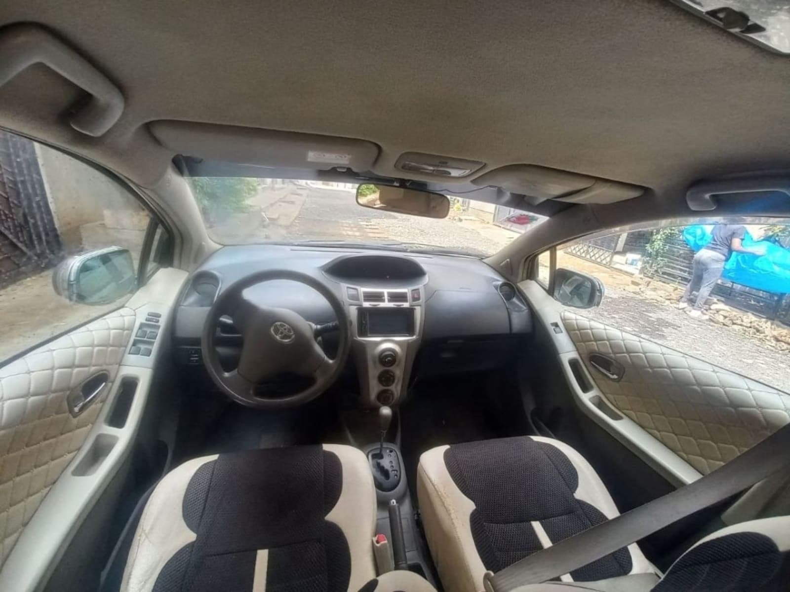 2010 Toyota Yaris Belta — photo 2