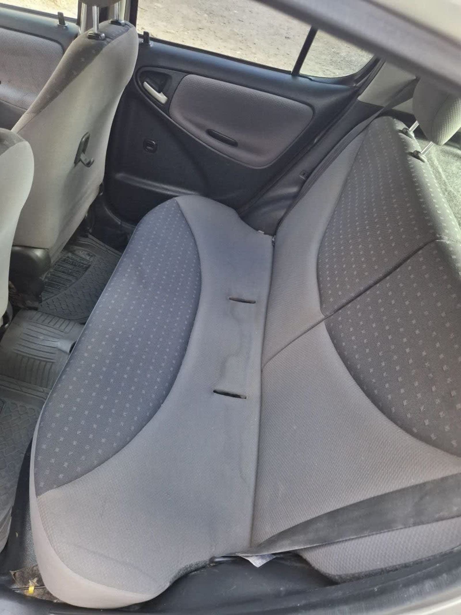 2004 TOYOTA VITZ — photo 3