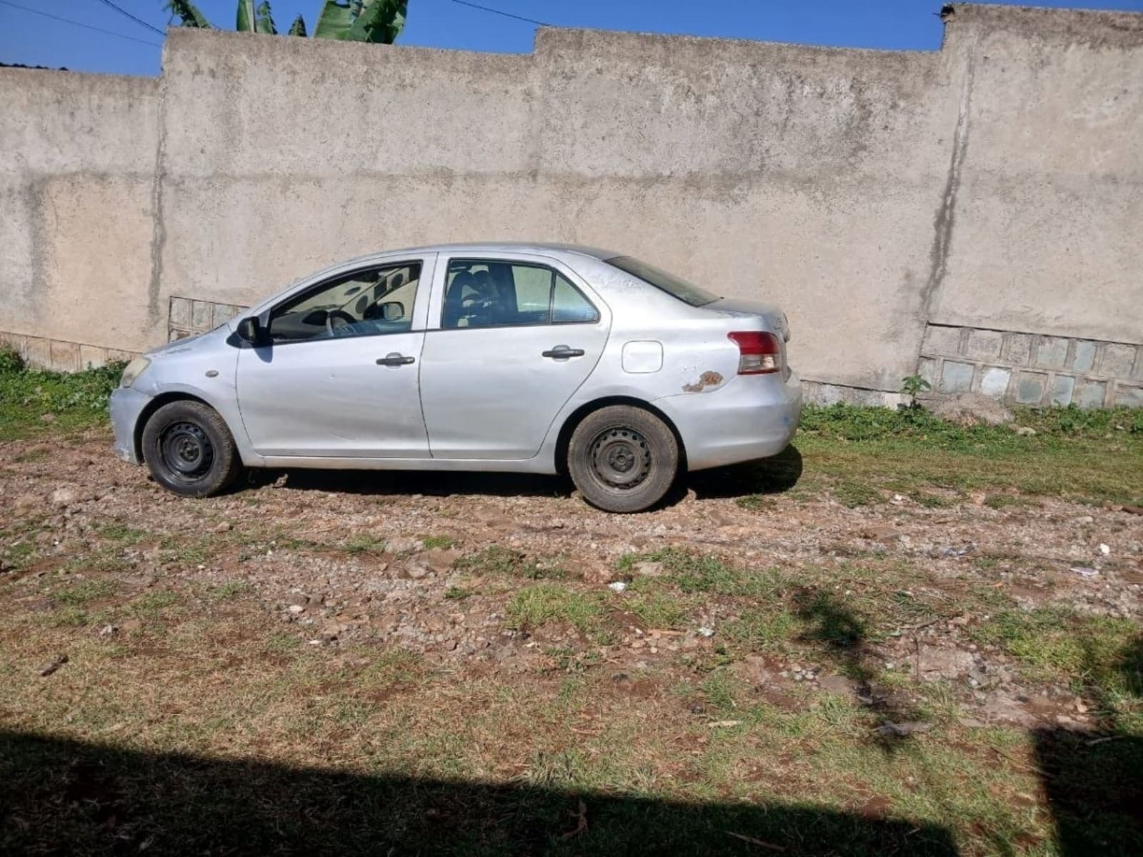 2011 Toyota Yaris sedan — photo 2