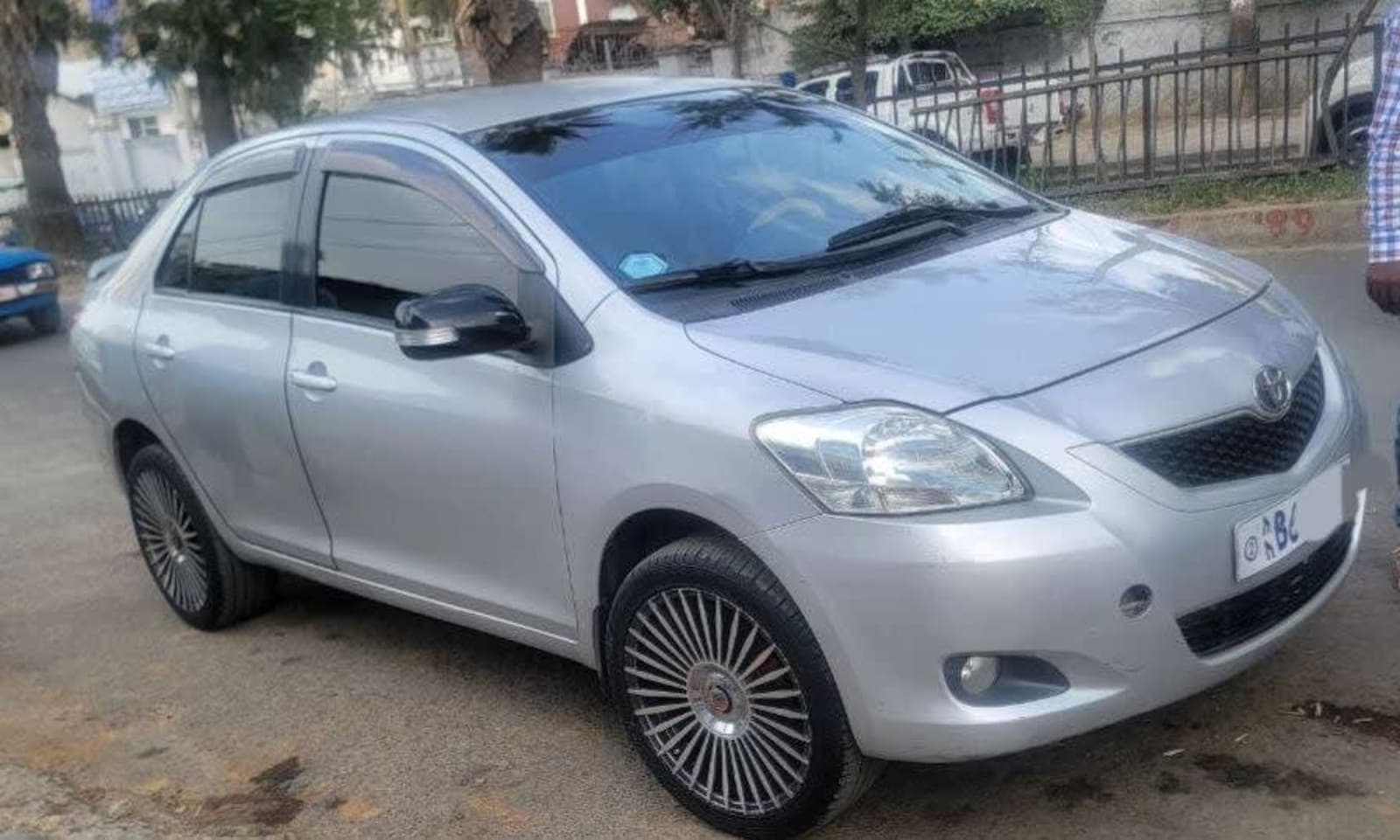 2010 Toyota Yaris Belta — photo 1