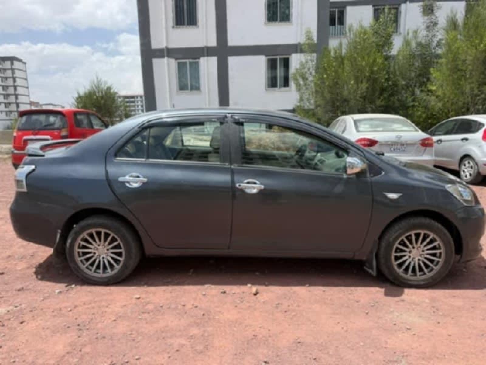 2009 Toyota Yaris Sedan — photo 4