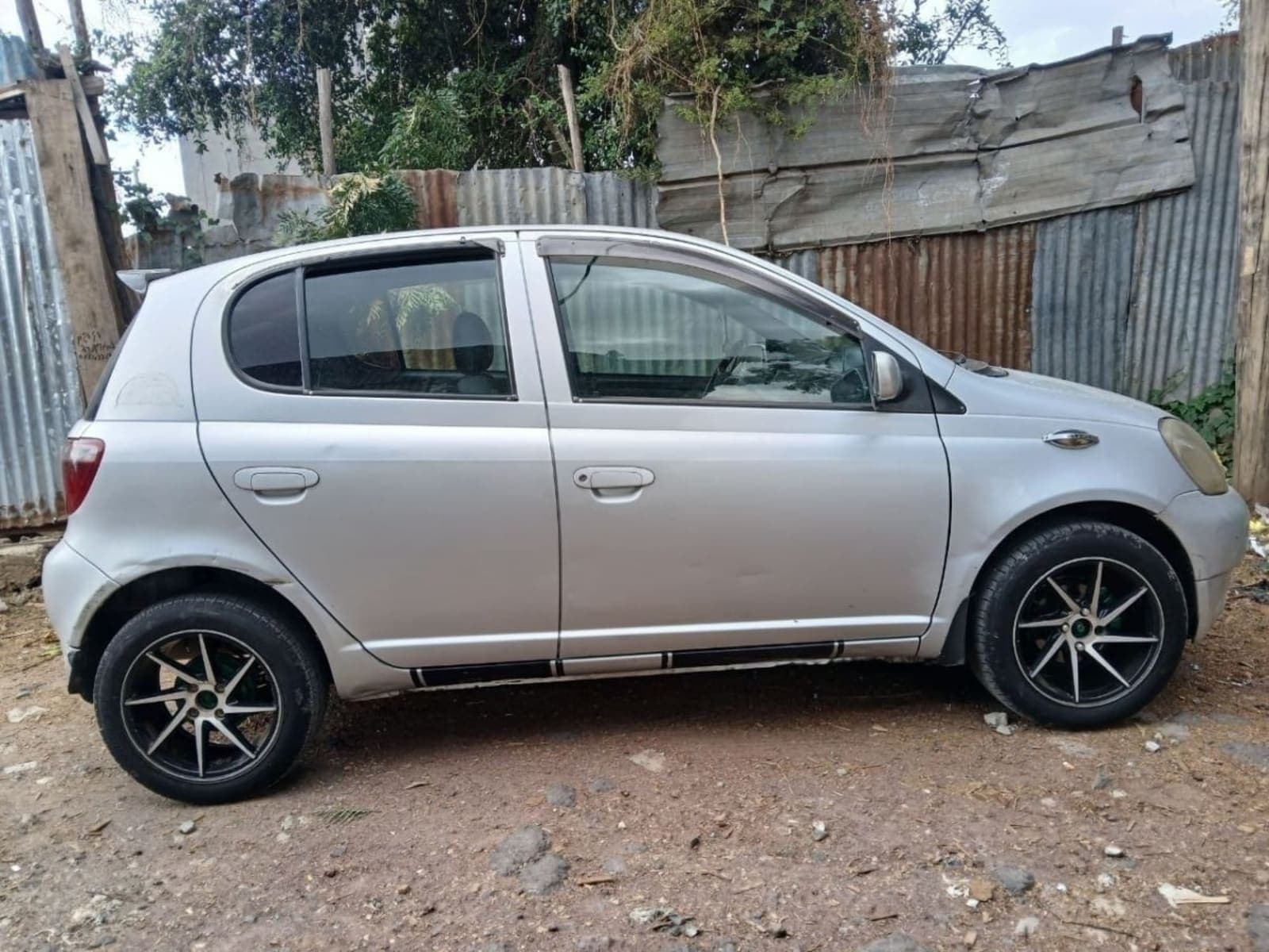 2001 Toyota Vitz — photo 2