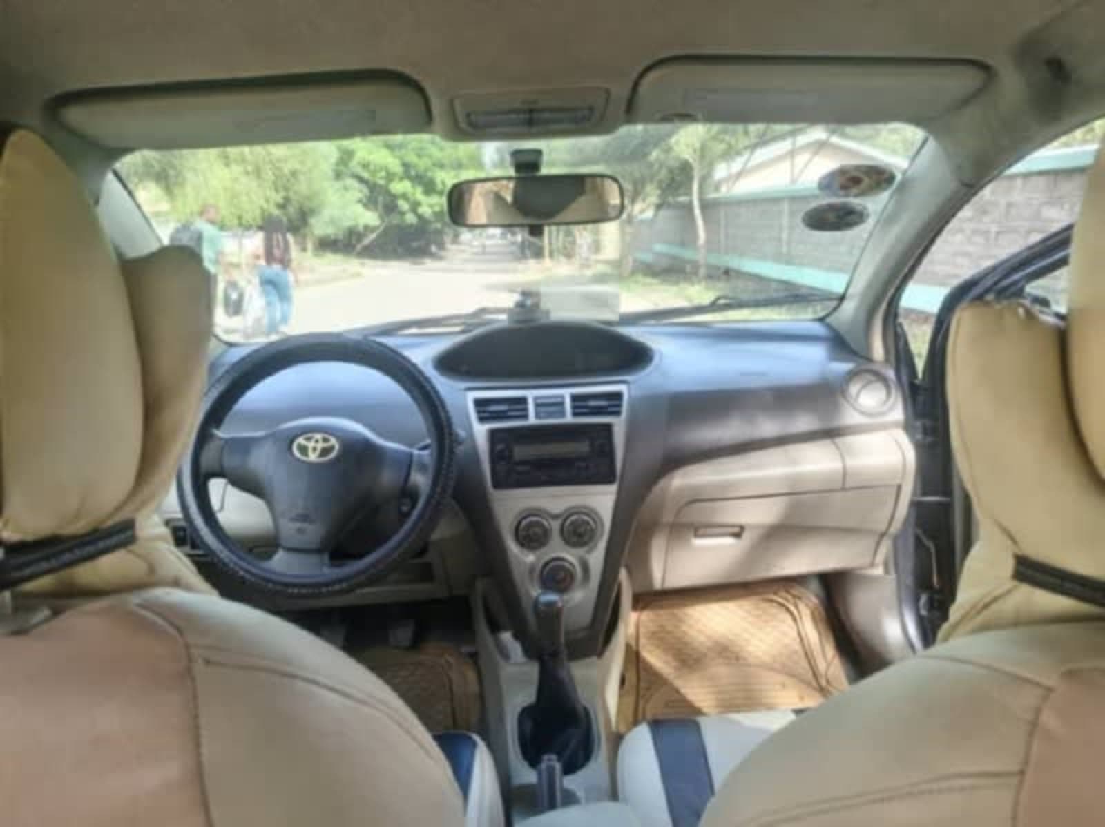 2009 Toyota Yaris Sedan — photo 2