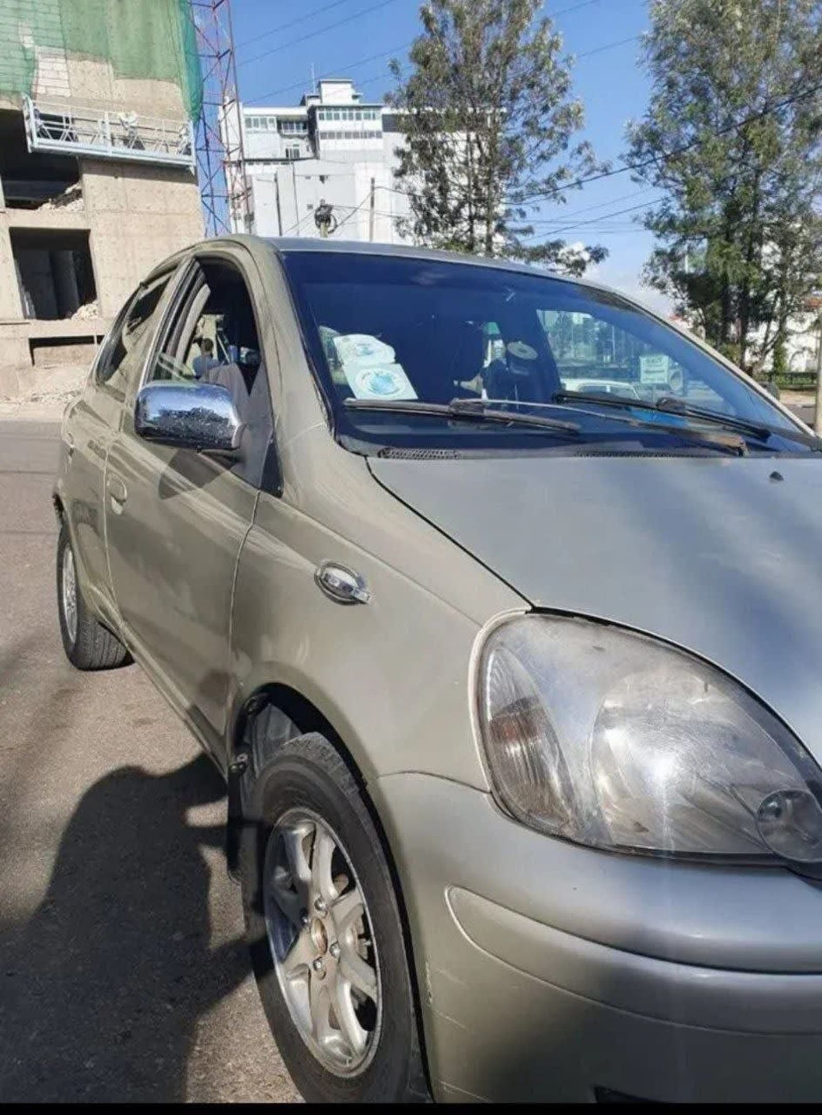 2002 Toyota Vitz — photo 2