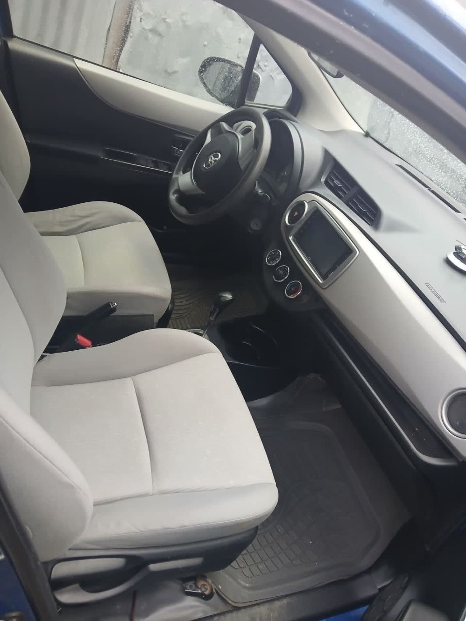 2012 Toyota Yaris Compact โ photo 2