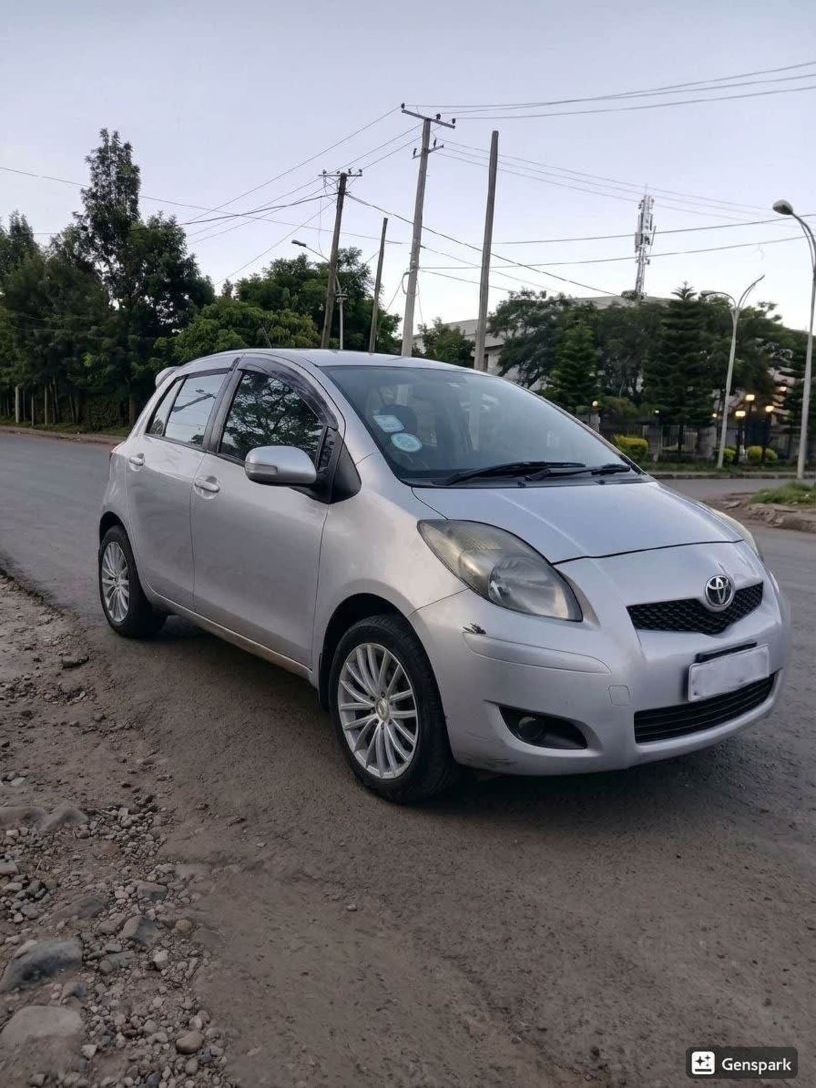 2010 Toyota Yaris Compact — photo 5