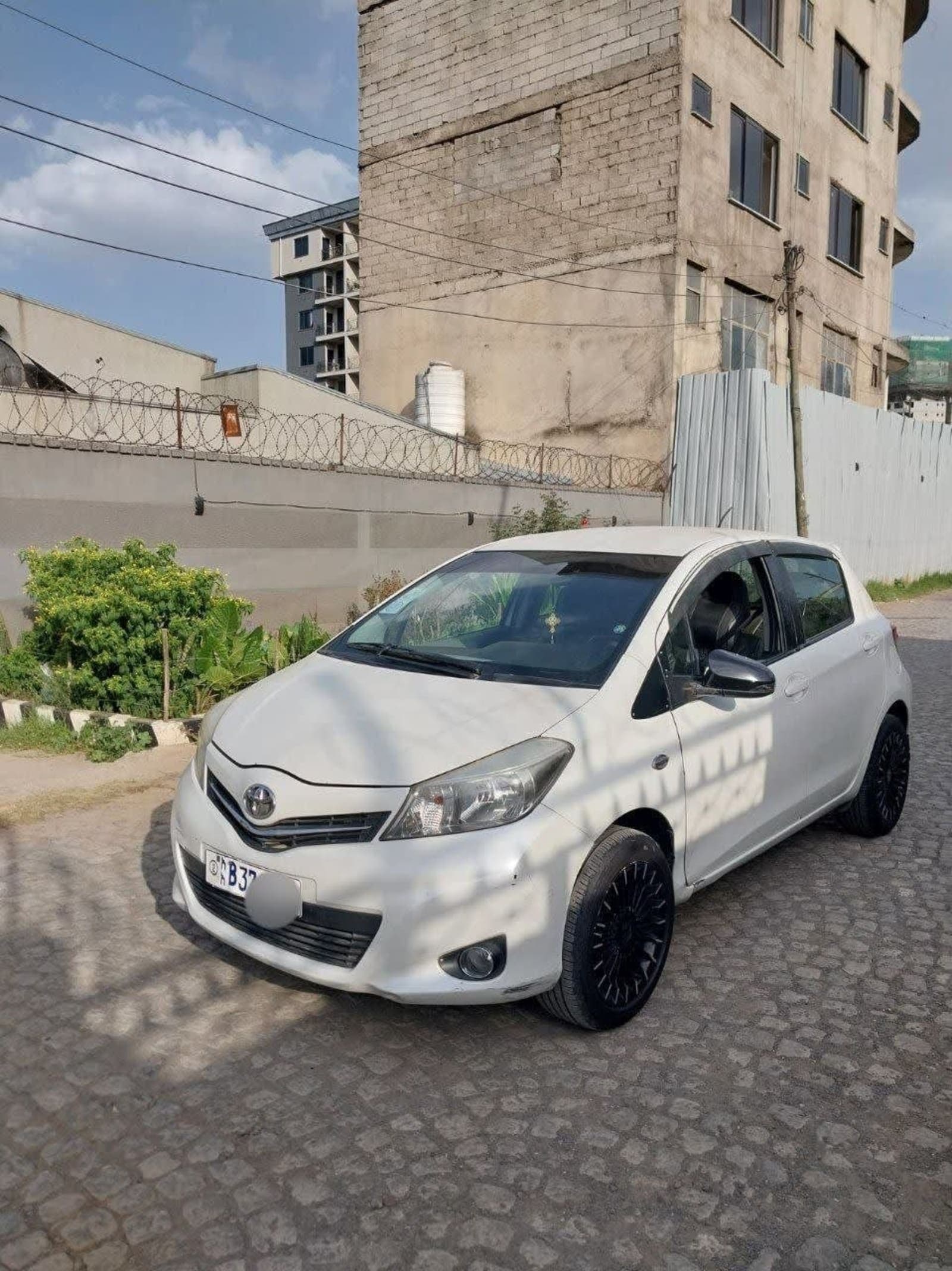 2014 Toyota Yaris Compact — photo 5