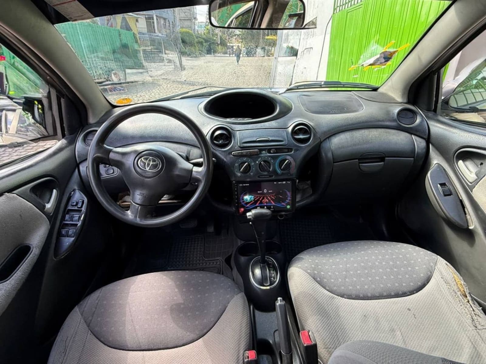 2004 TOYOTA VITZ — photo 3