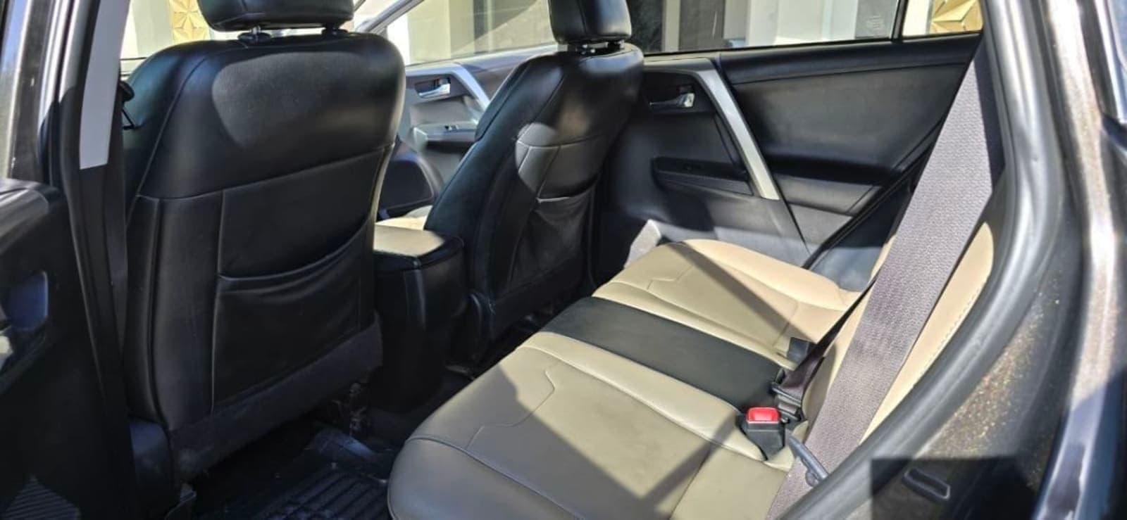2015 Toyota RAV4 — photo 2