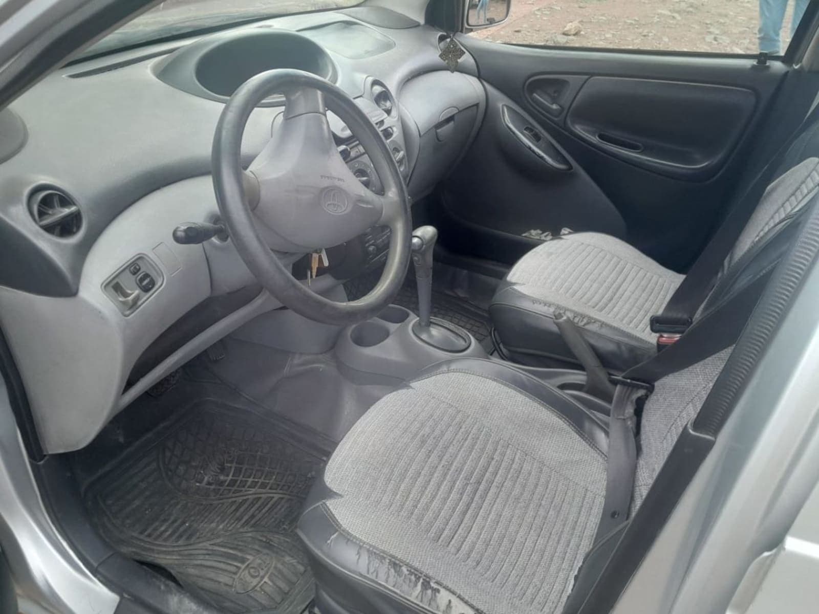 2001 Toyota Vitz — photo 3