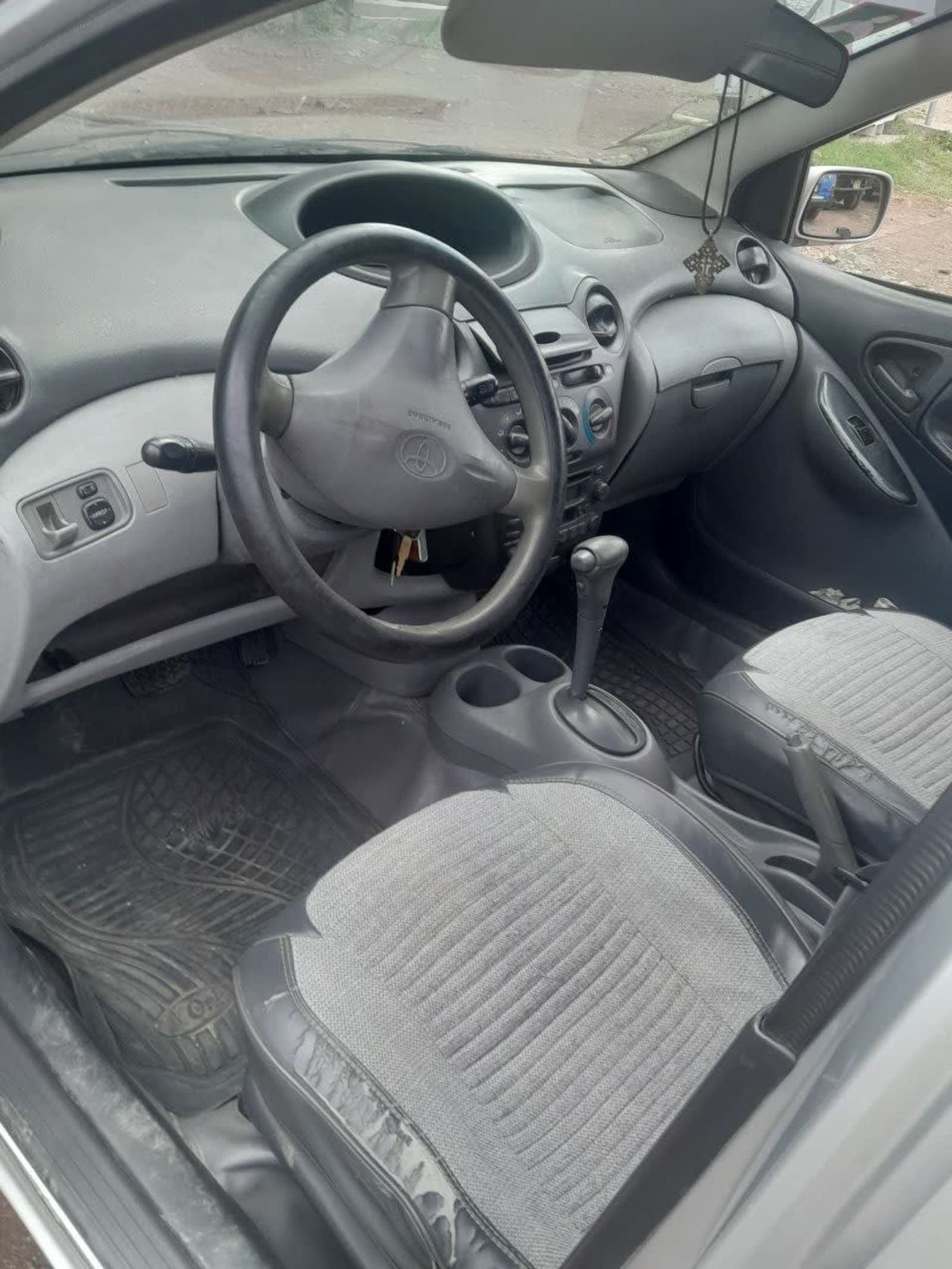 2001 Toyota Vitz — photo 5