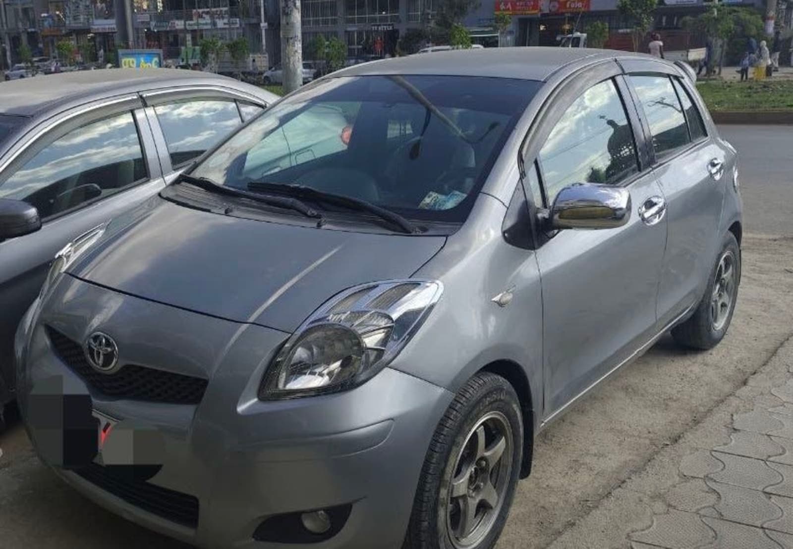 2010 Toyota Yaris compact — photo 2