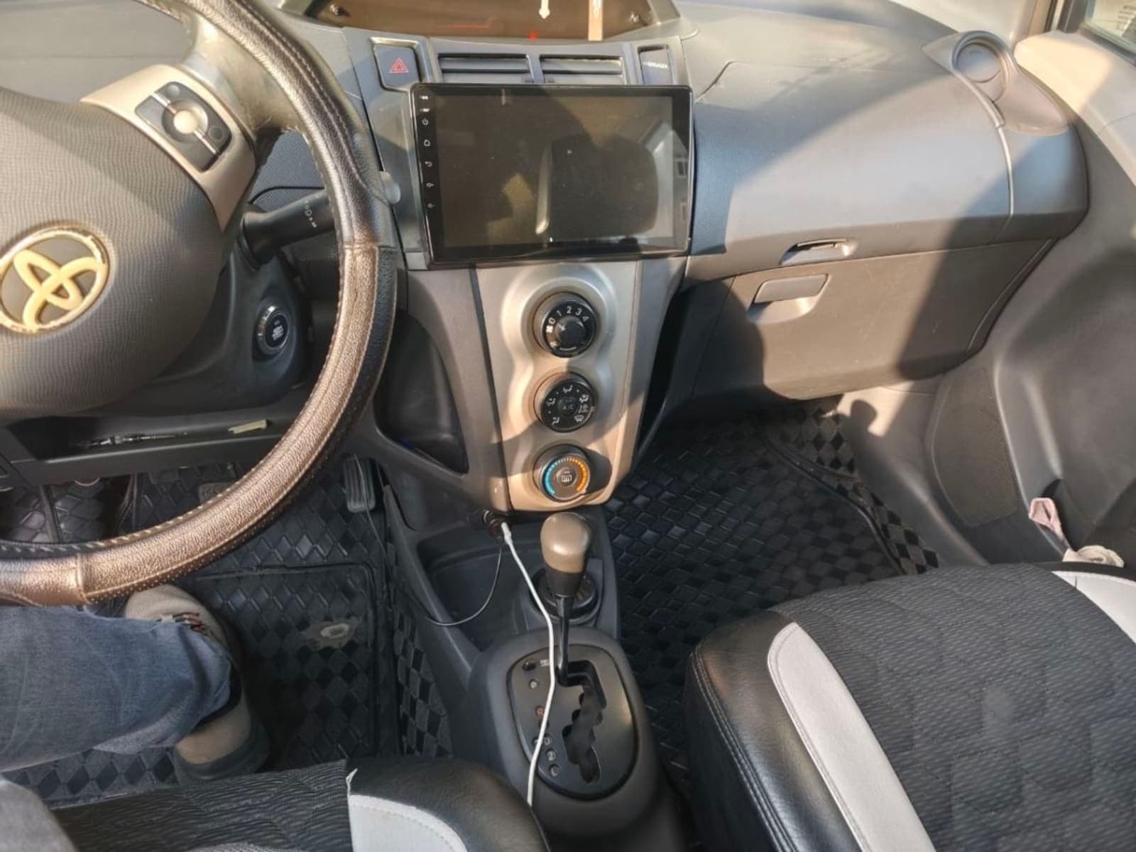 2010 Toyota Yaris compact — photo 4