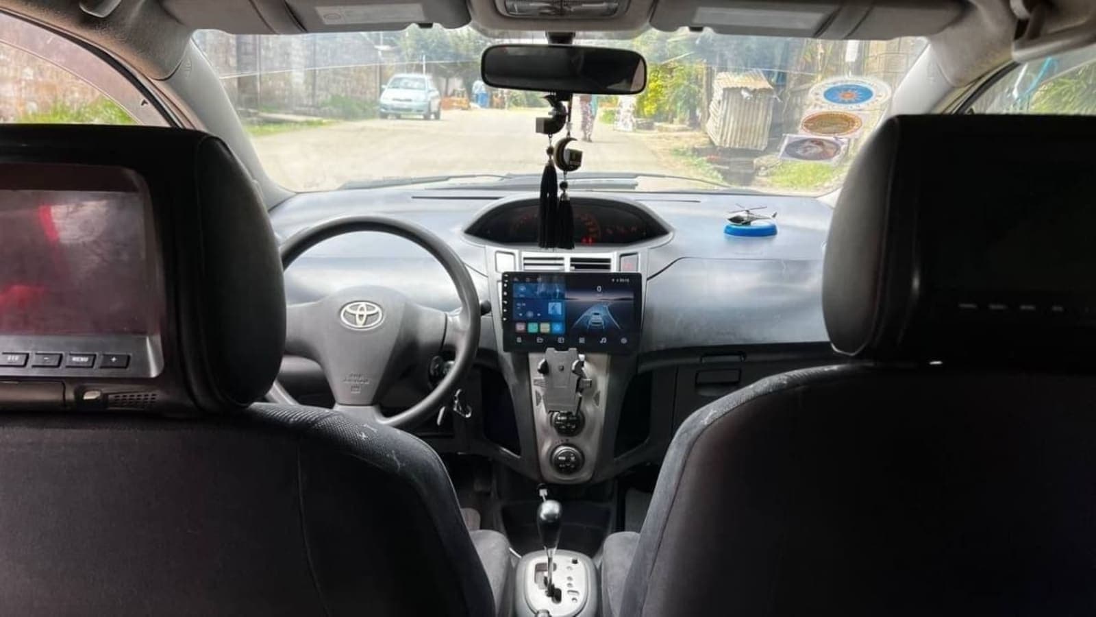 2010 Toyota Yaris Compact — photo 8