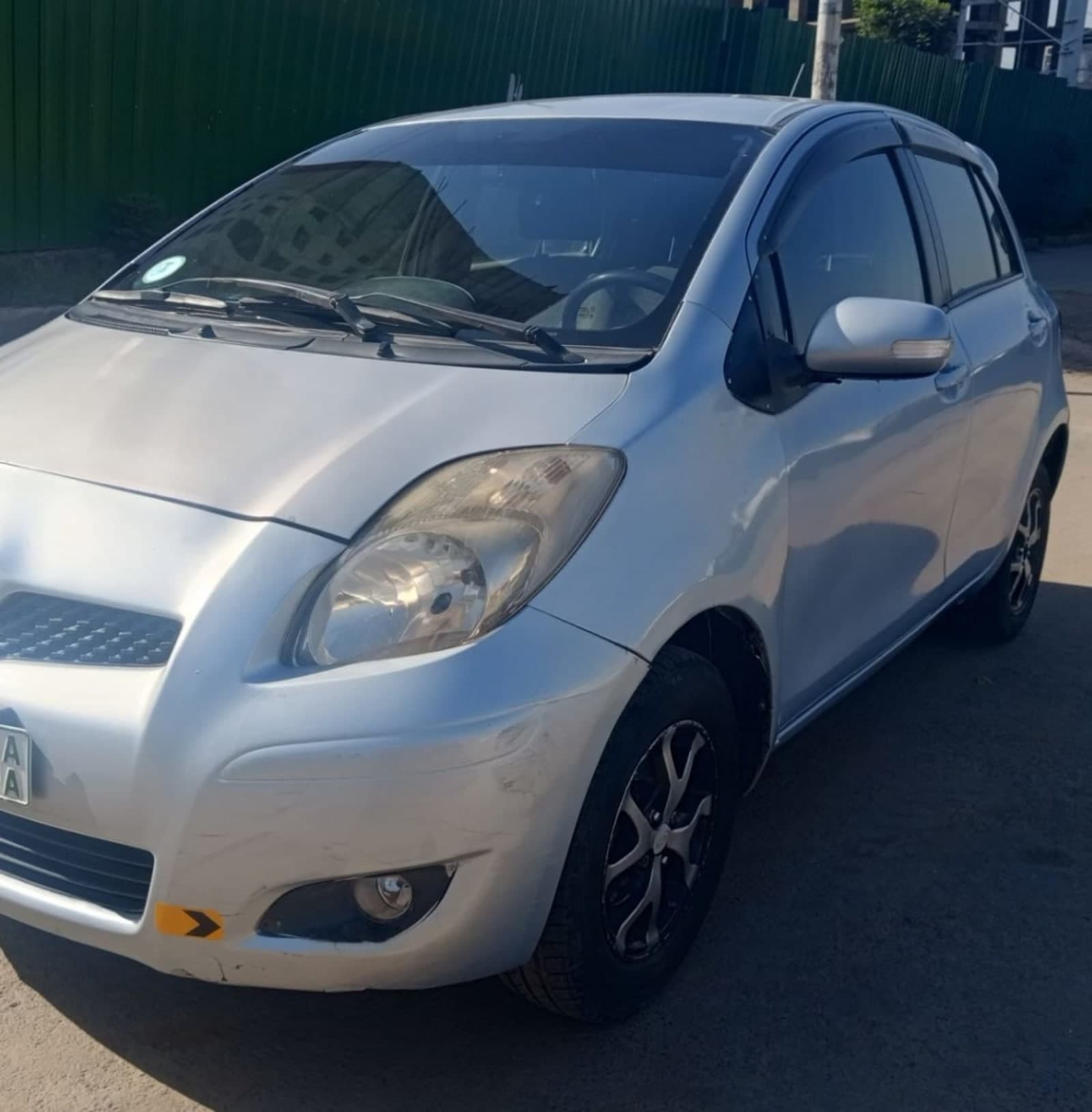 2011 Toyota Yaris Compact — photo 2