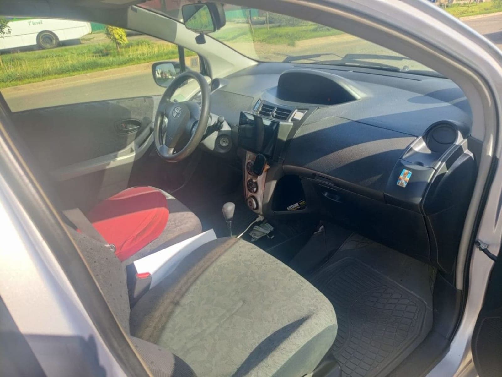 2011 Toyota Yaris Compact — photo 3