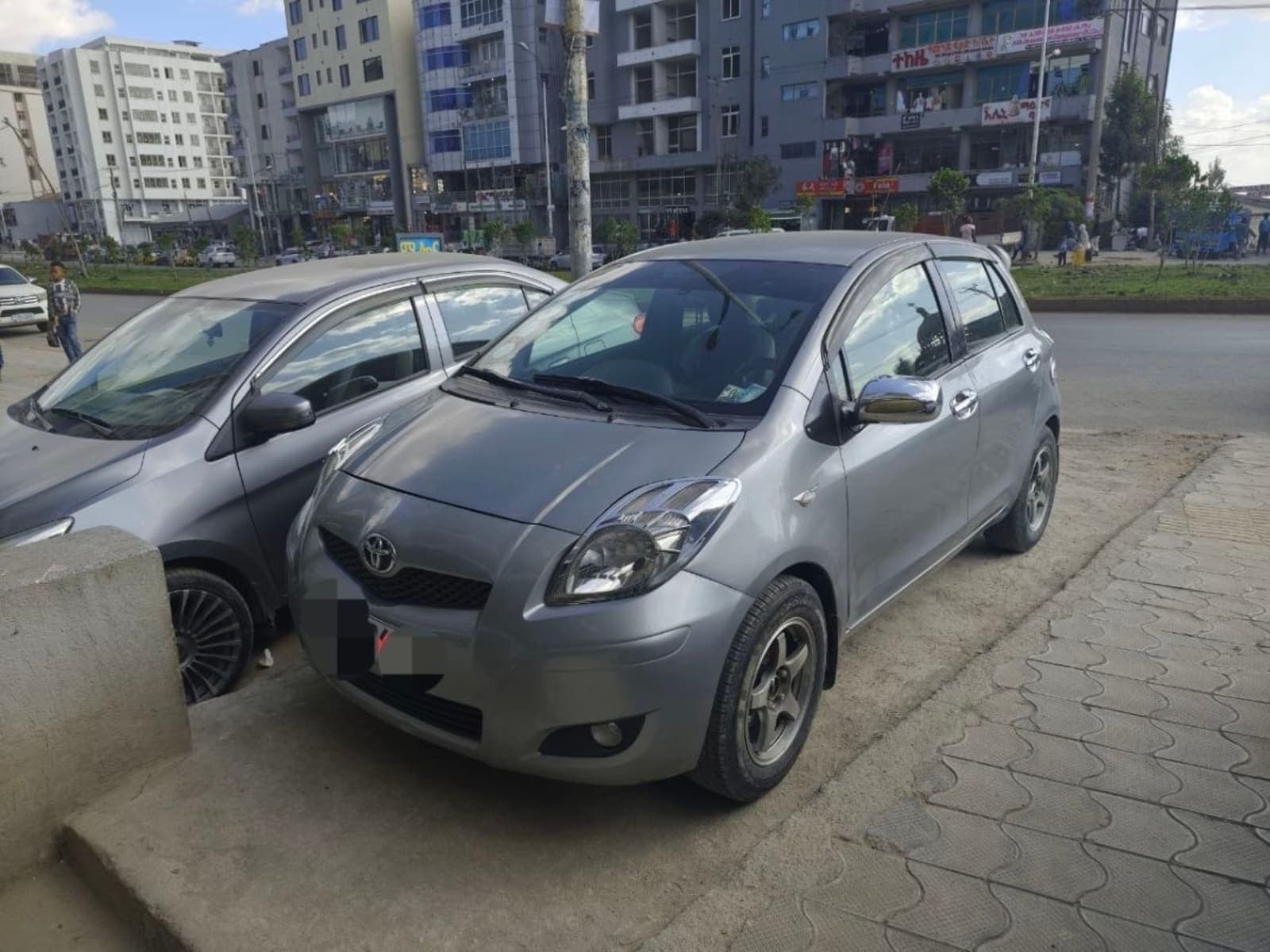 2010 Toyota Yaris Compact — photo 2