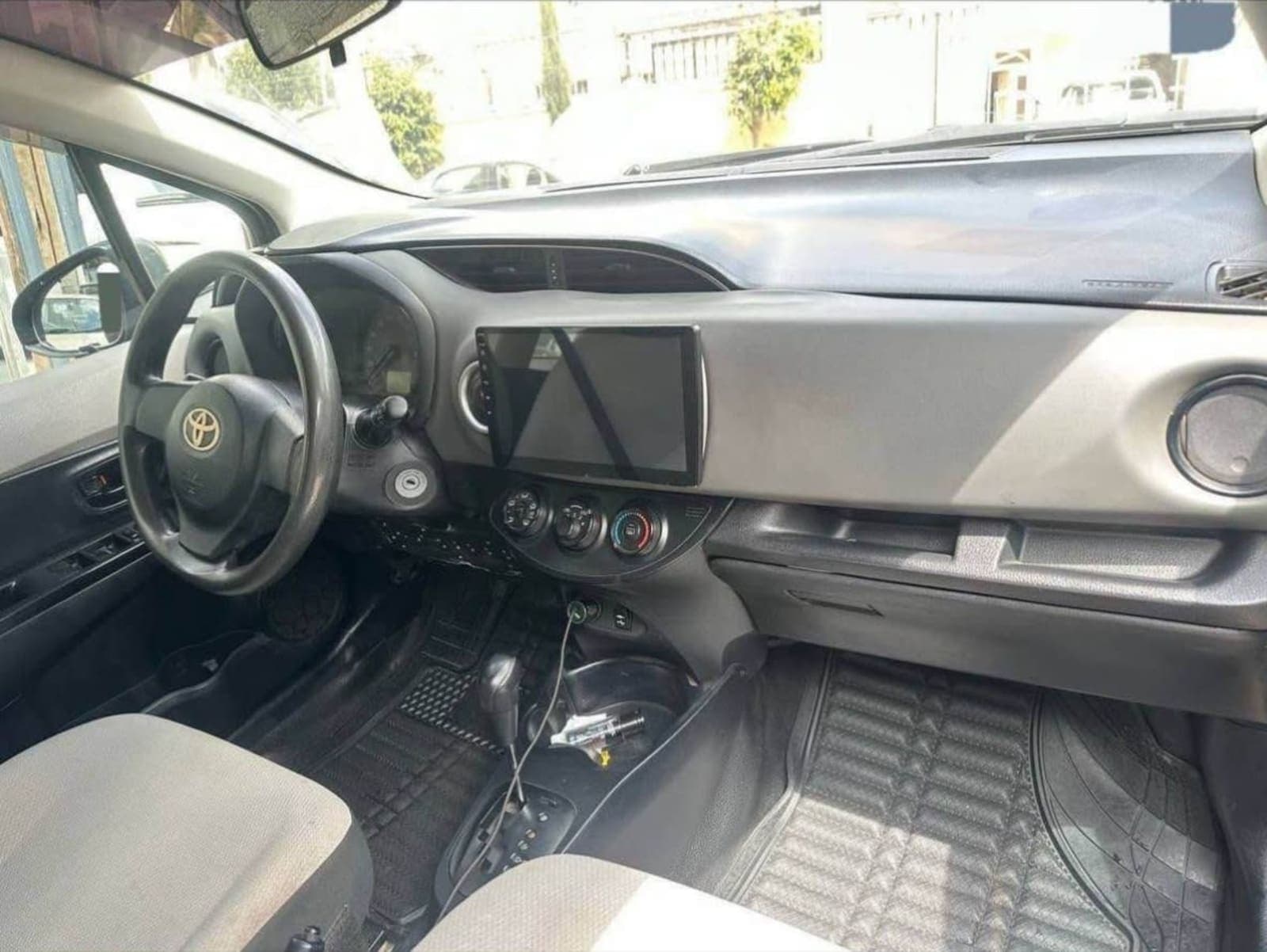2012 Toyota Yaris — photo 1