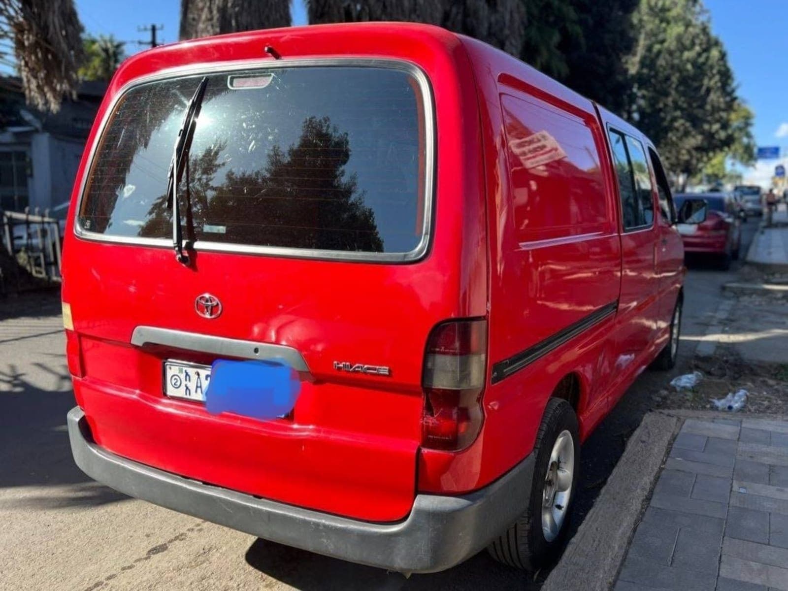 Toyota Hiace half van — photo 2