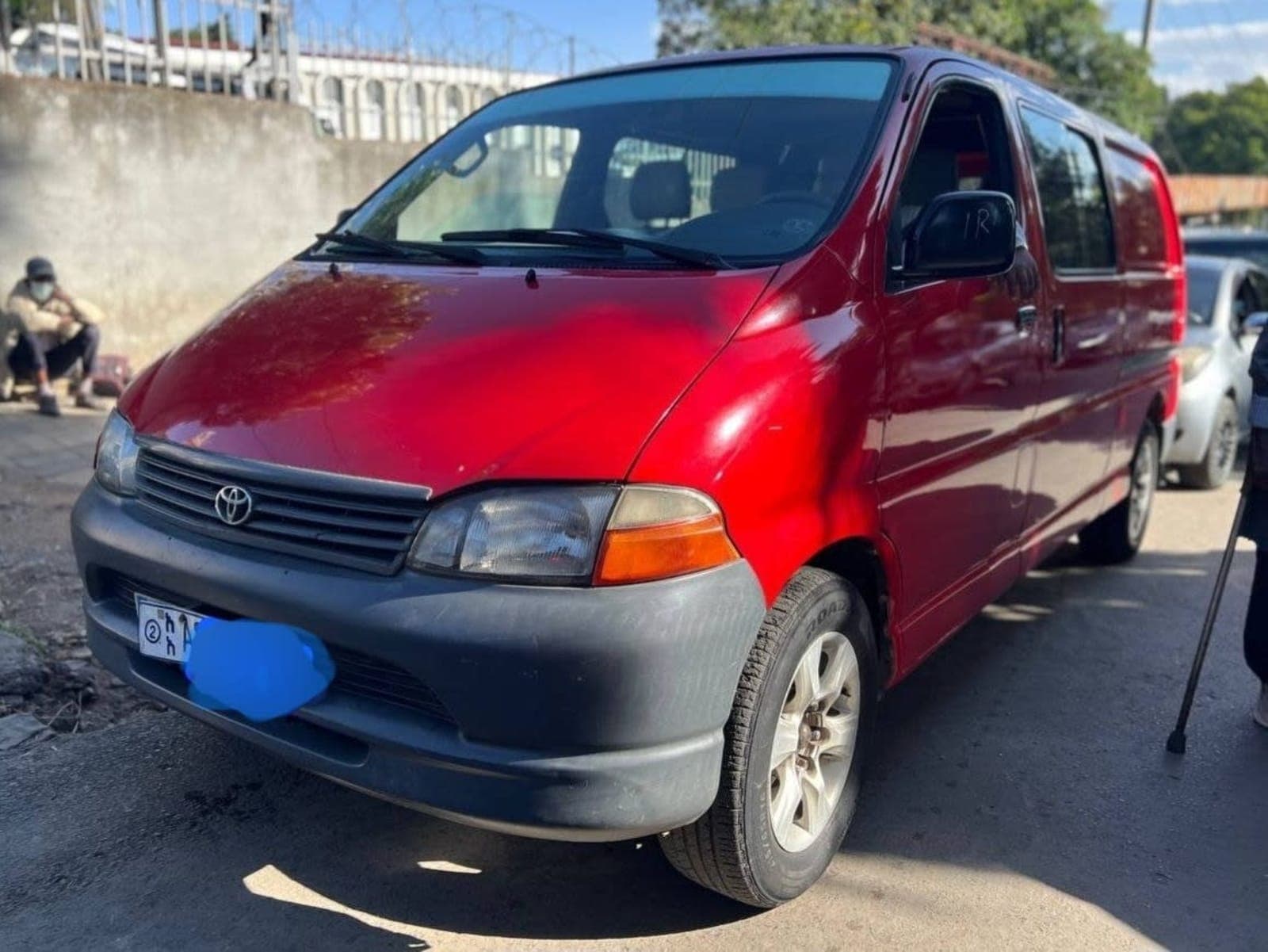Toyota Hiace half van — photo 4